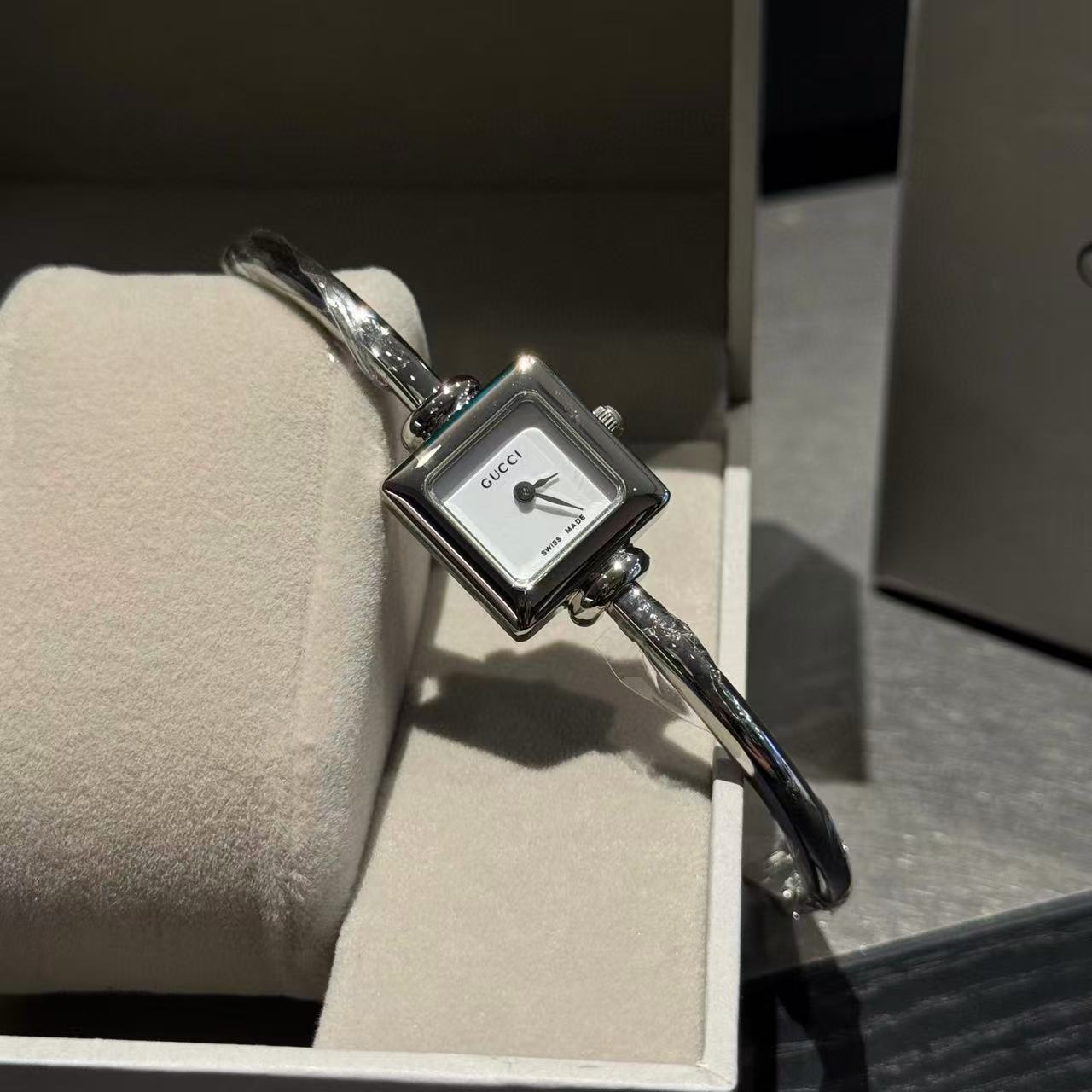 GUCC1 マザーオブパール スクエアディスクブレスレットウォッチ【50％割引+送料無料】
