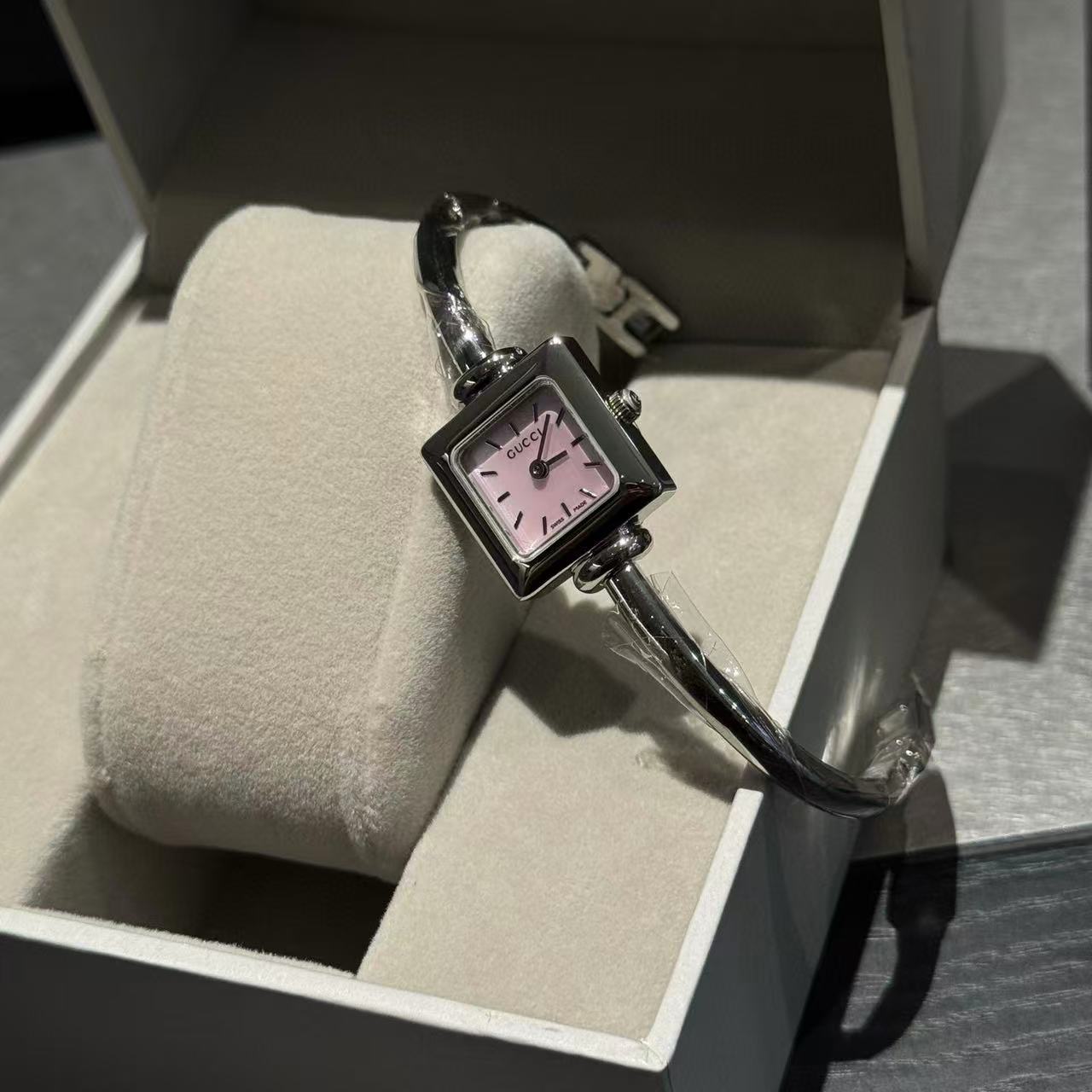 GUCC1 マザーオブパール スクエアディスクブレスレットウォッチ【50％割引+送料無料】