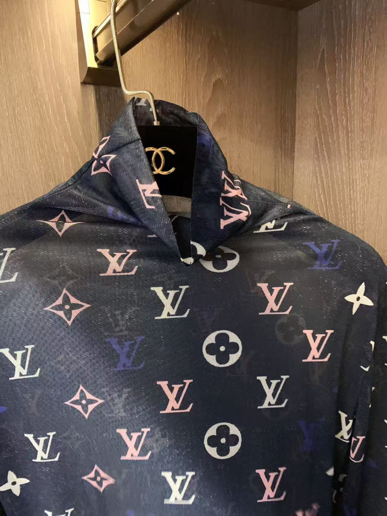 LVプリントタートルネックTシャツ【50％割引+送料無料】