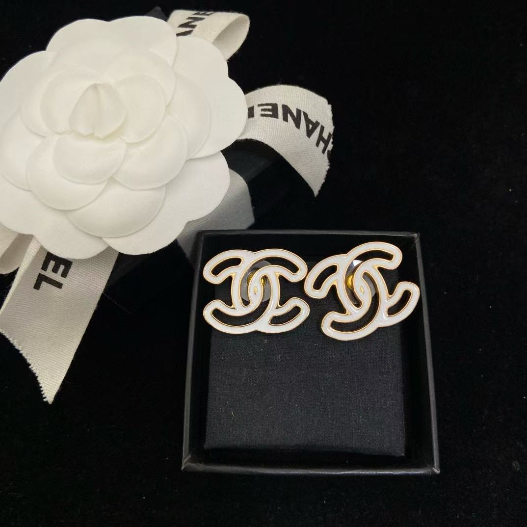 CHANE1 ホワイト ホロー ダブルC イヤリング【50％割引+送料無料】