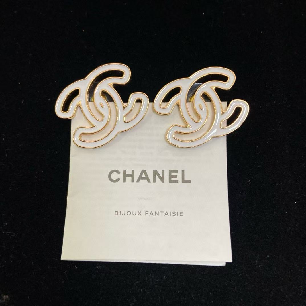 CHANE1 ホワイト ホロー ダブルC イヤリング【50％割引+送料無料】
