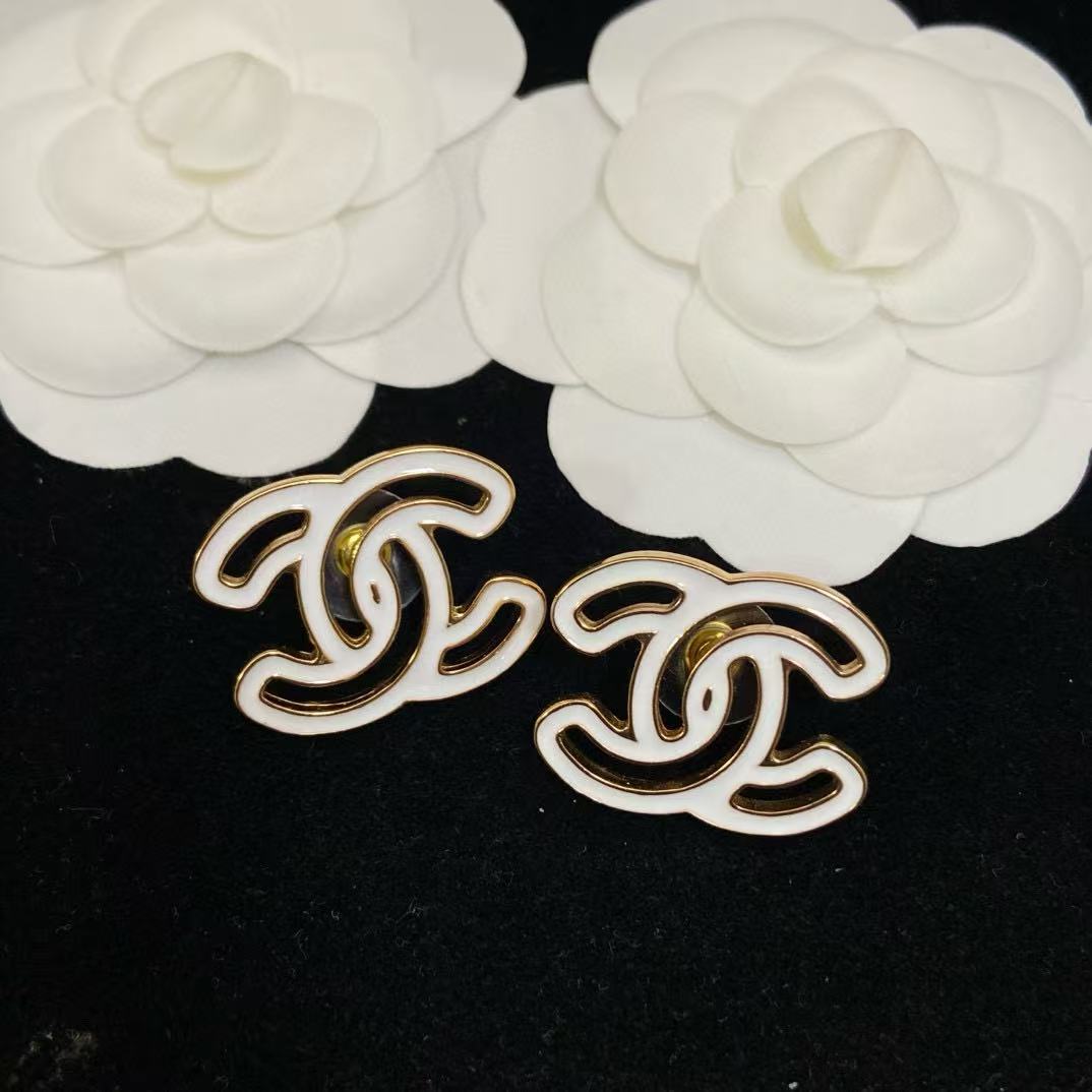 CHANE1 ホワイト ホロー ダブルC イヤリング【50％割引+送料無料】