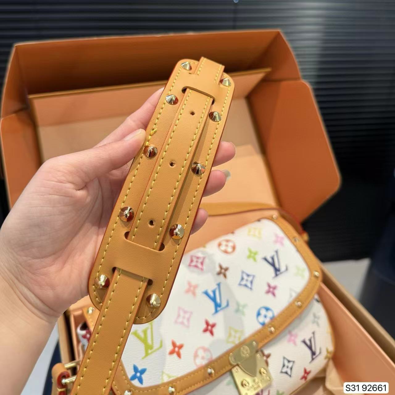 LVプリントのアンダーアームバッグ【50％割引+送料無料】