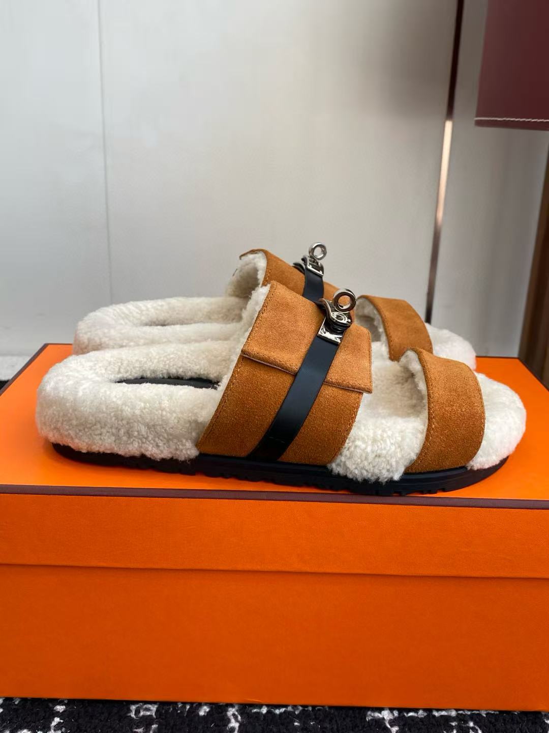 HERME5の高品質な秋冬用ラムウールスリッパ【50％割引+送料無料】