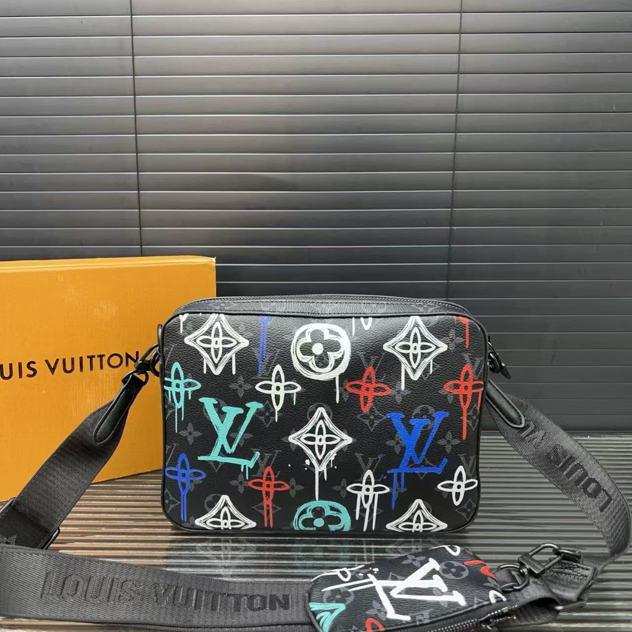 LVメンズショルダーバッグ【50％割引+送料無料】