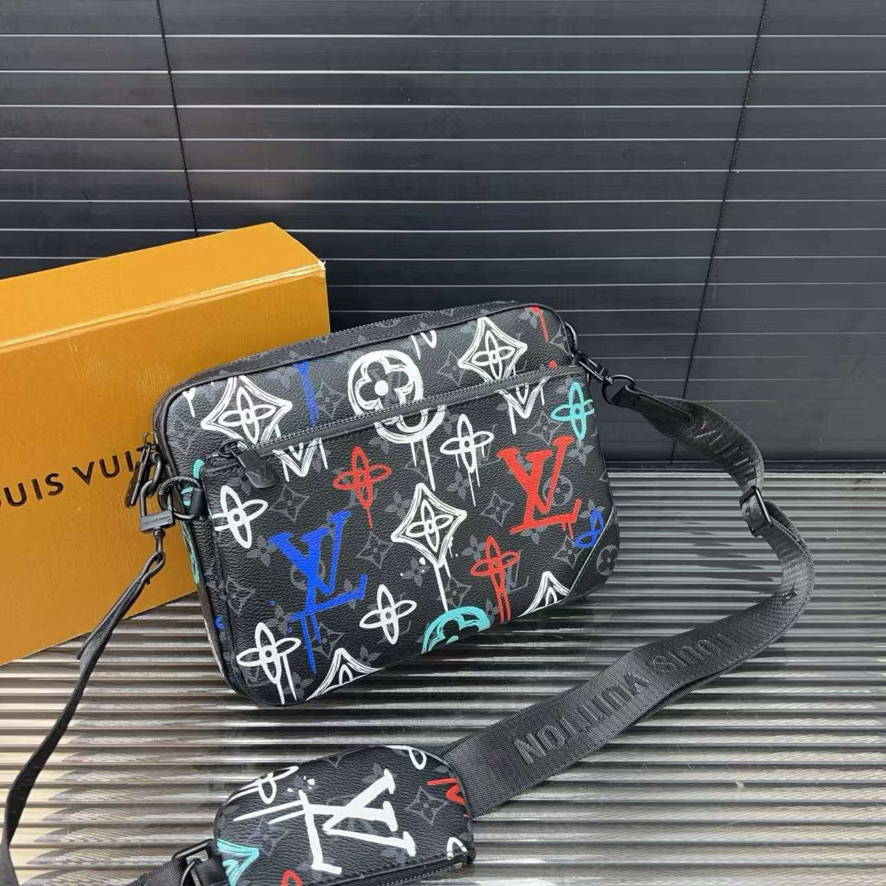 LVメンズショルダーバッグ【50％割引+送料無料】