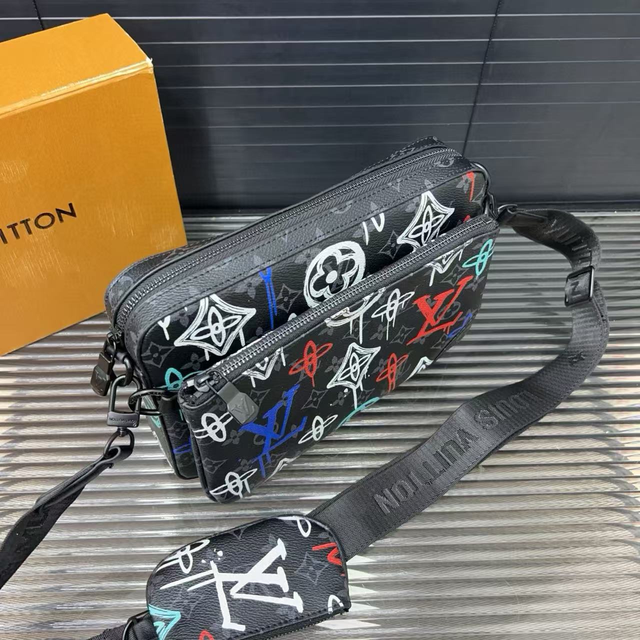 LVメンズショルダーバッグ【50％割引+送料無料】