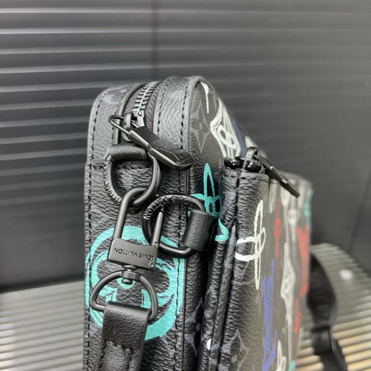 LVメンズショルダーバッグ【50％割引+送料無料】