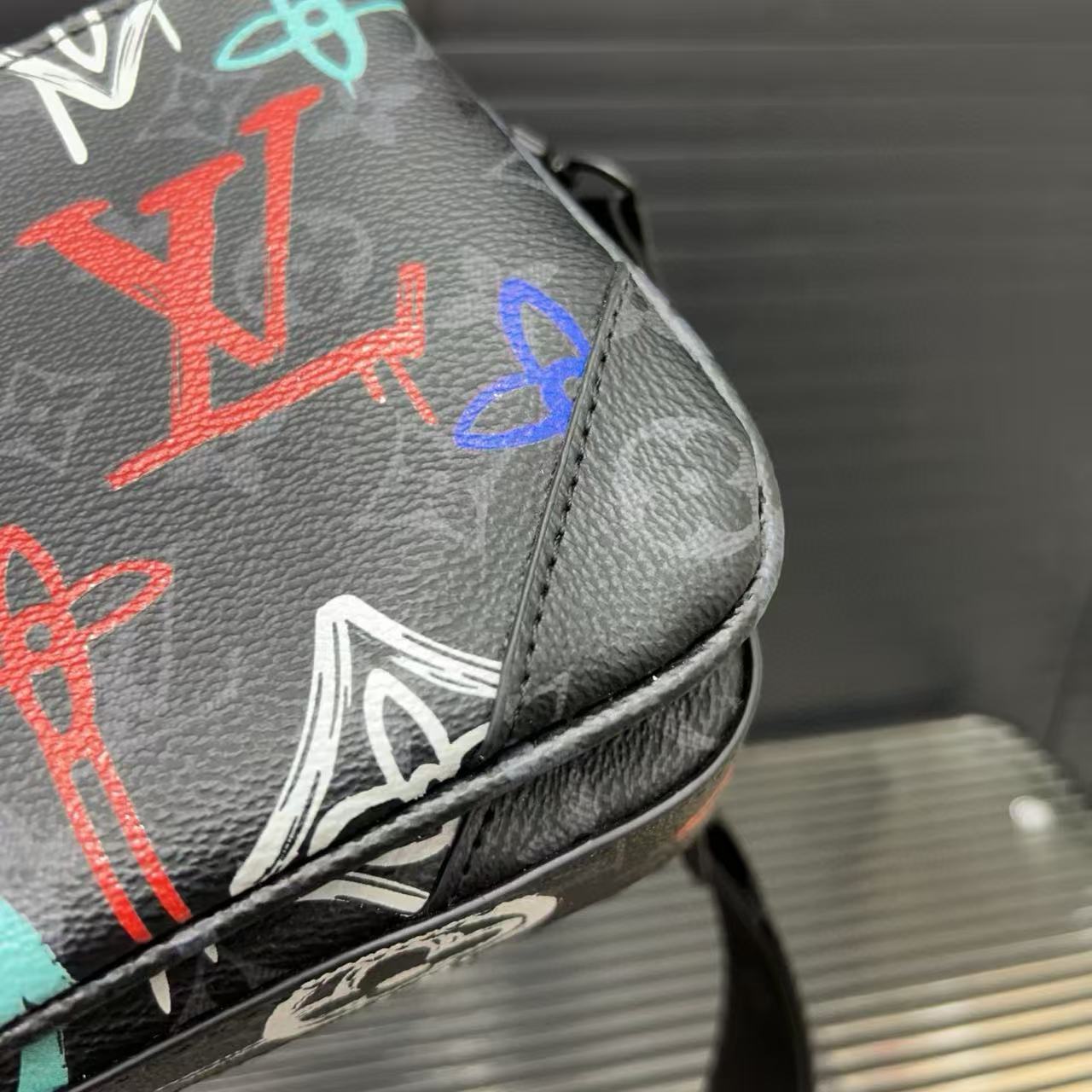 LVメンズショルダーバッグ【50％割引+送料無料】