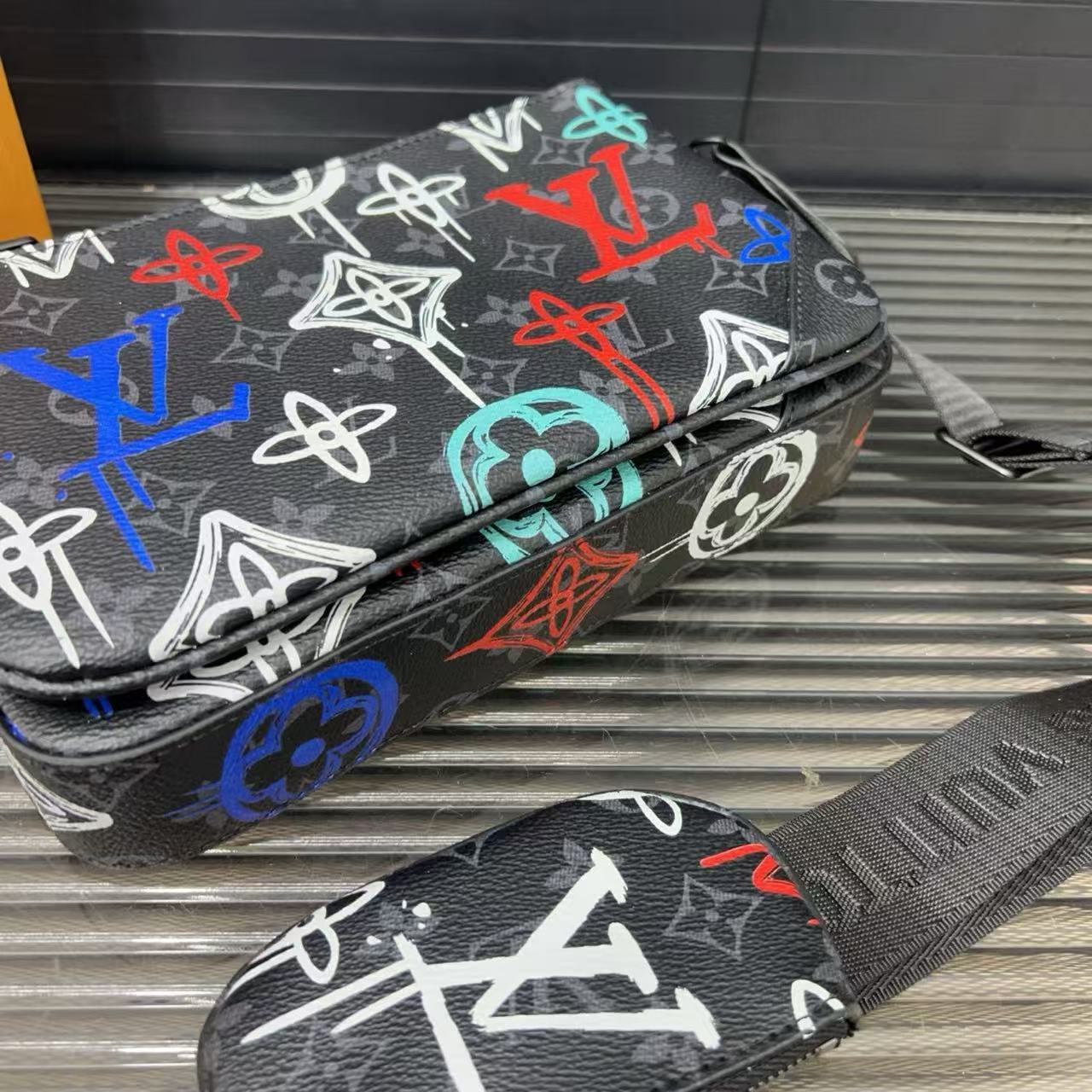 LVメンズショルダーバッグ【50％割引+送料無料】