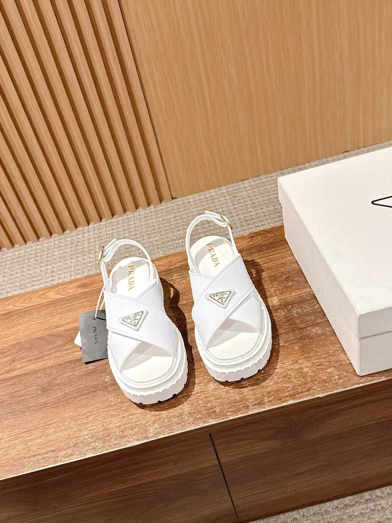 PR4DAの高品質トライアングルロゴサンダル【50％割引+送料無料】