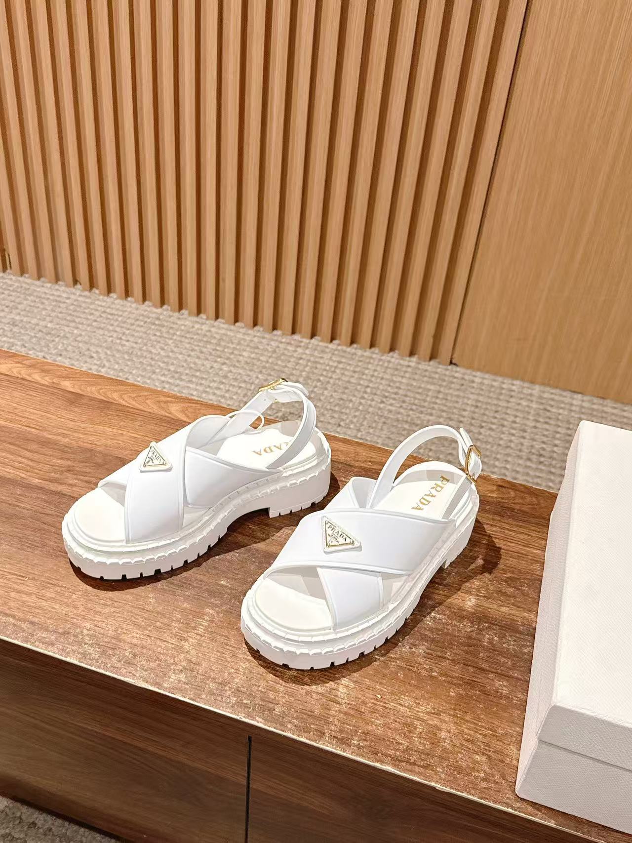 PR4DAの高品質トライアングルロゴサンダル【50％割引+送料無料】