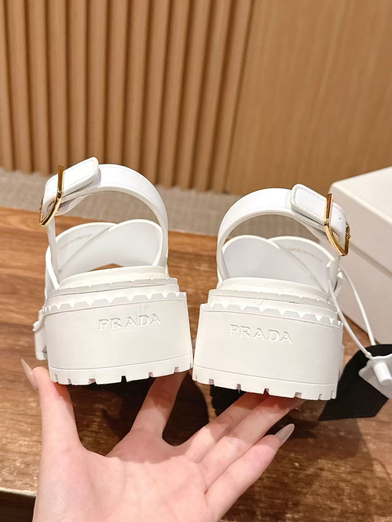 PR4DAの高品質トライアングルロゴサンダル【50％割引+送料無料】