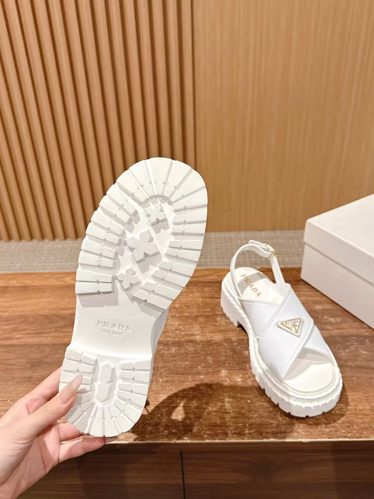 PR4DAの高品質トライアングルロゴサンダル【50％割引+送料無料】