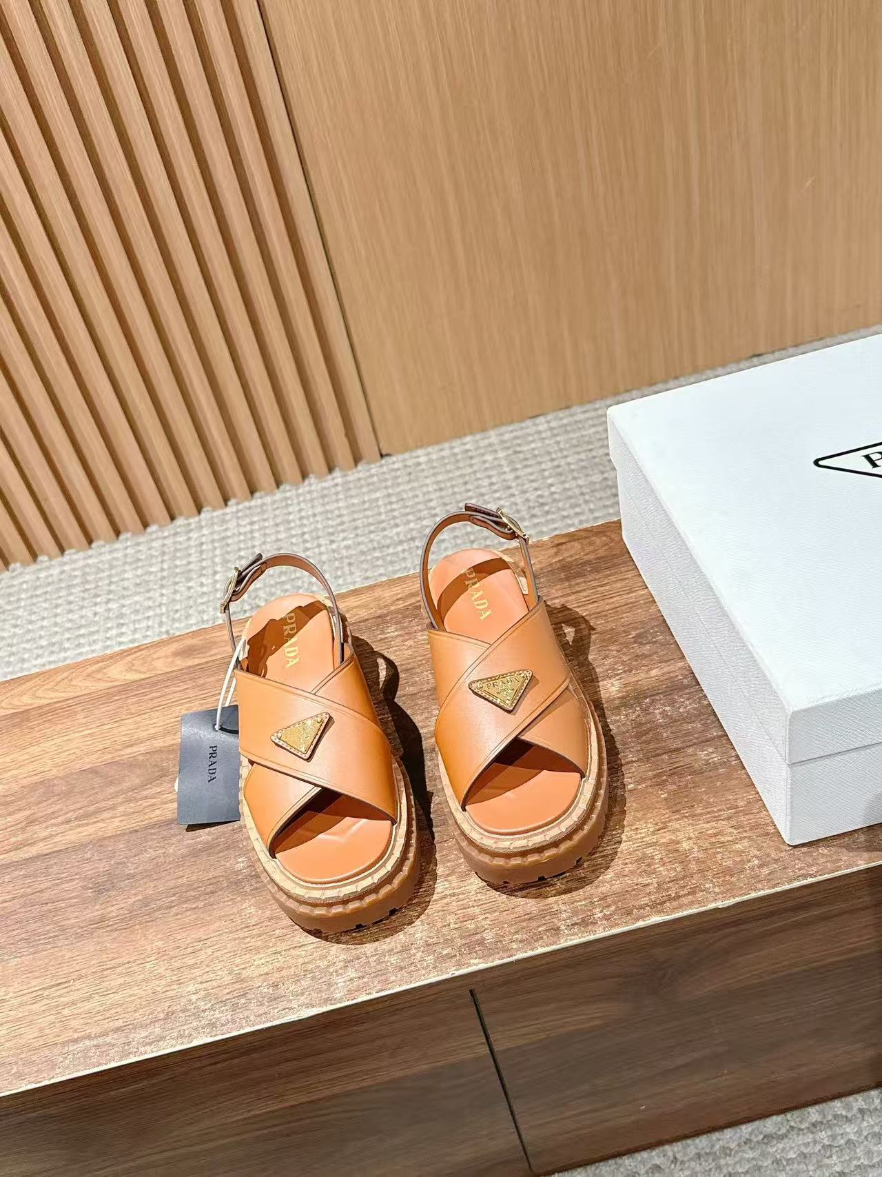 PR4DAの高品質トライアングルロゴサンダル【50％割引+送料無料】