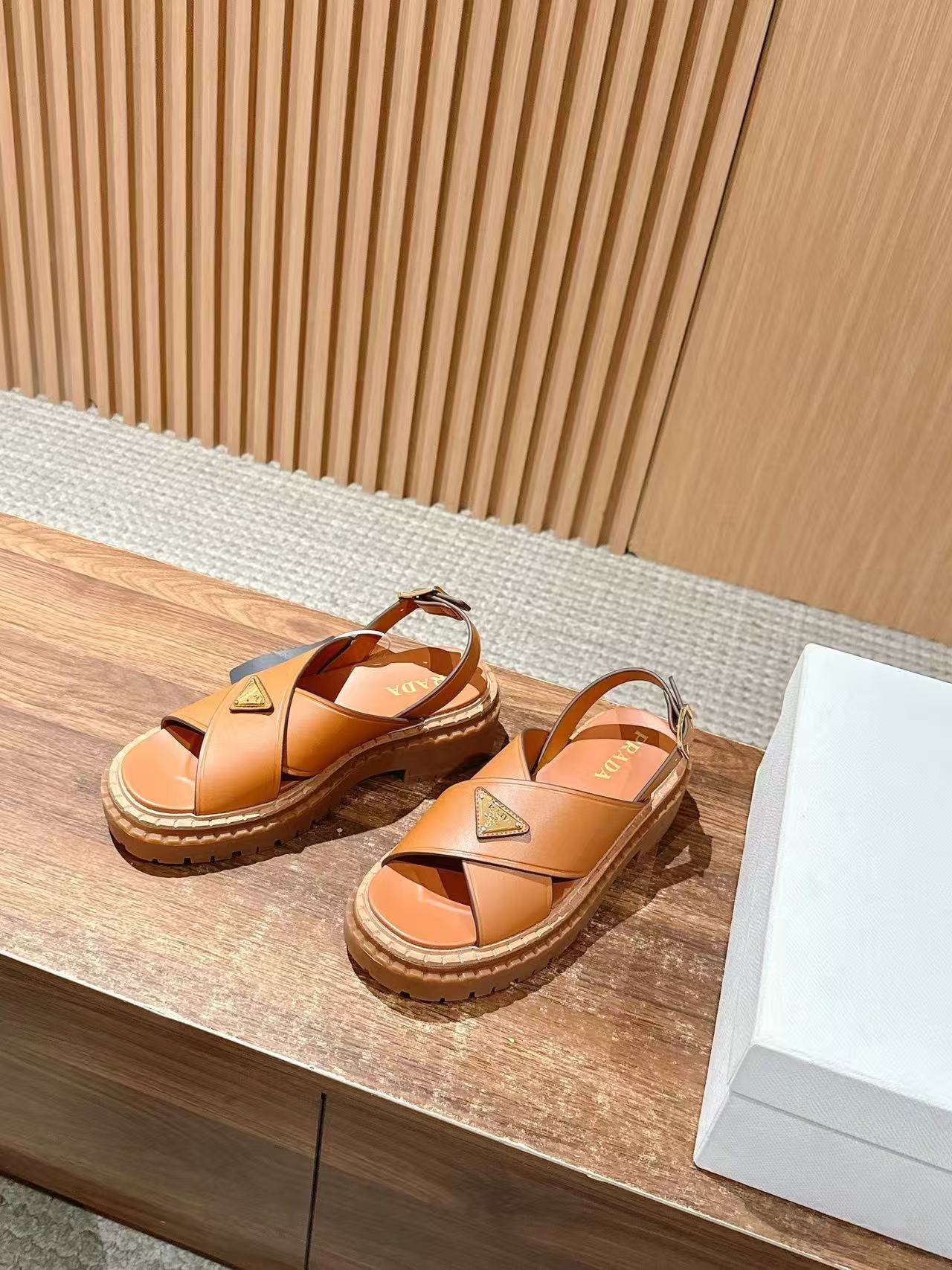 PR4DAの高品質トライアングルロゴサンダル【50％割引+送料無料】