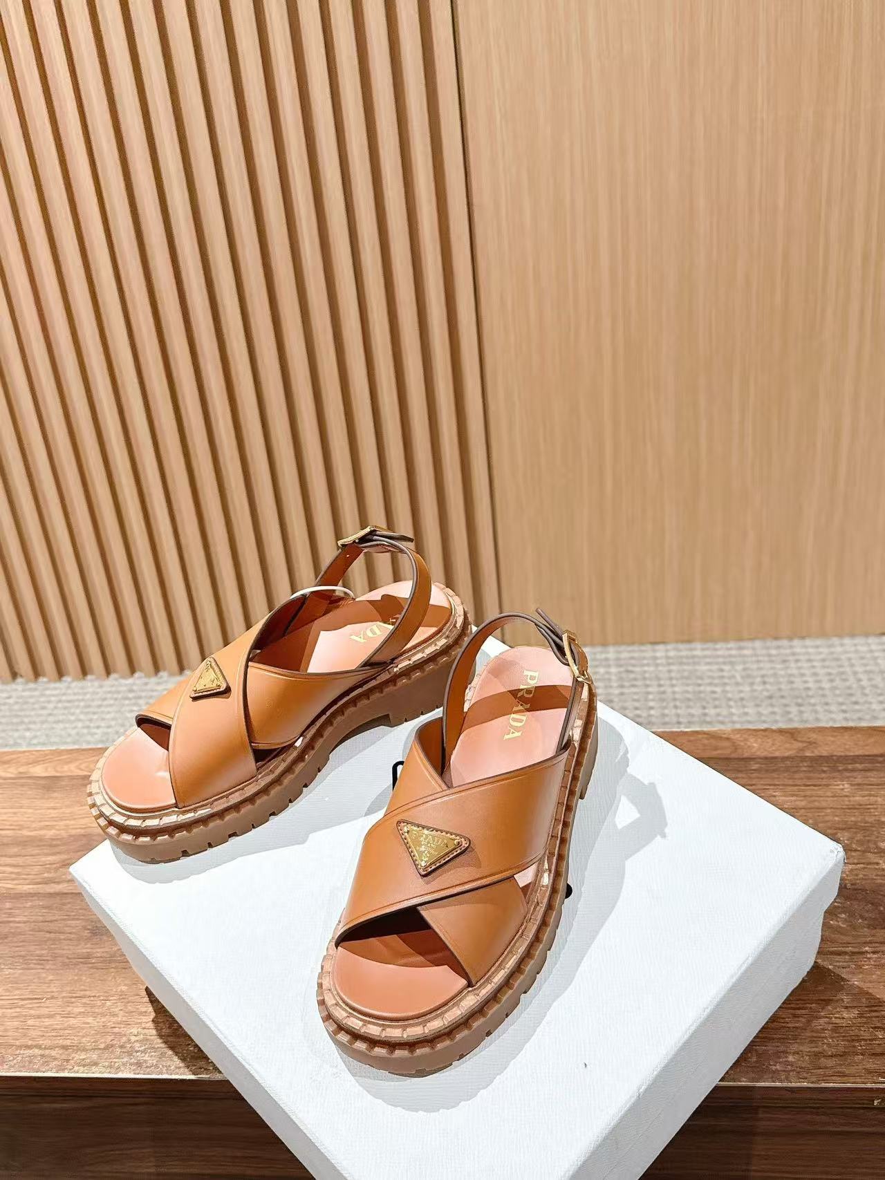 PR4DAの高品質トライアングルロゴサンダル【50％割引+送料無料】