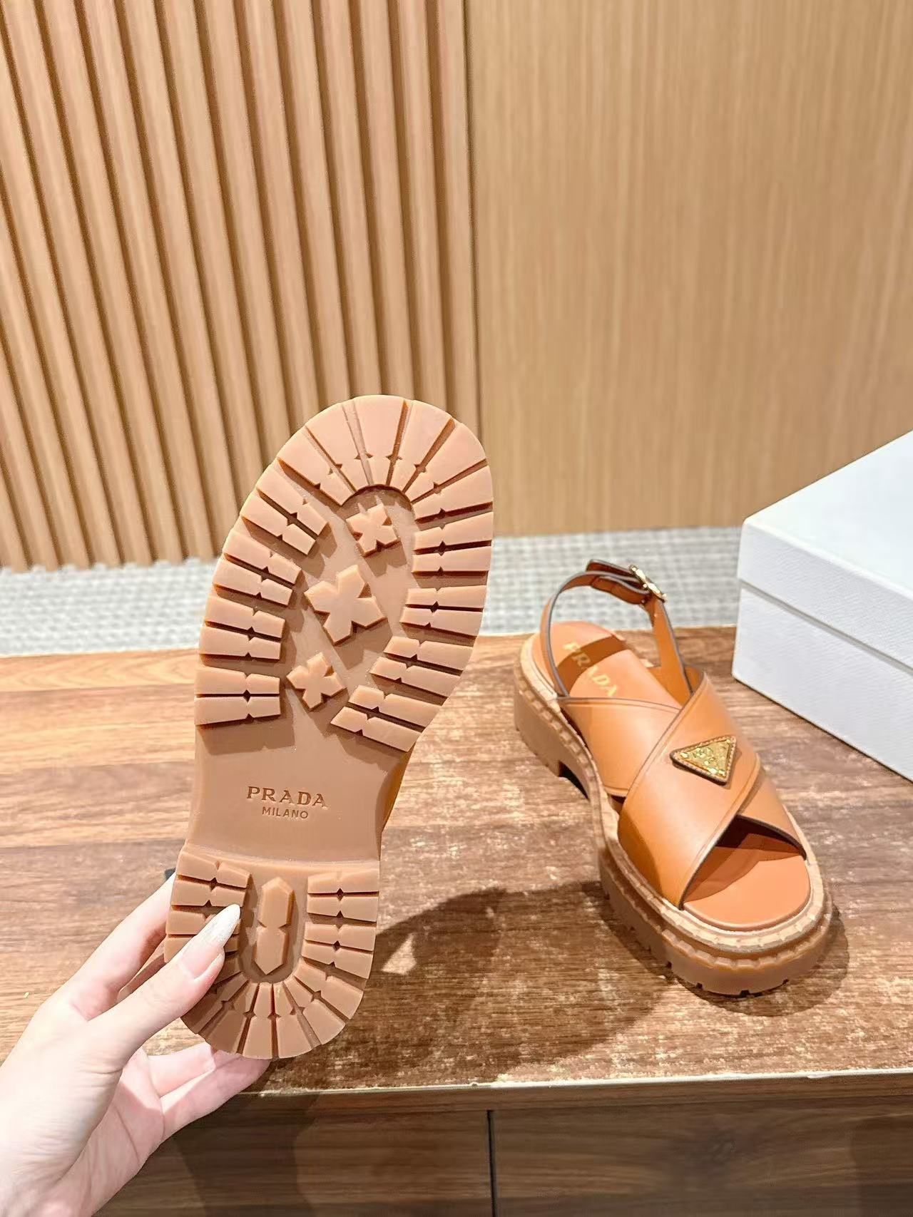 PR4DAの高品質トライアングルロゴサンダル【50％割引+送料無料】