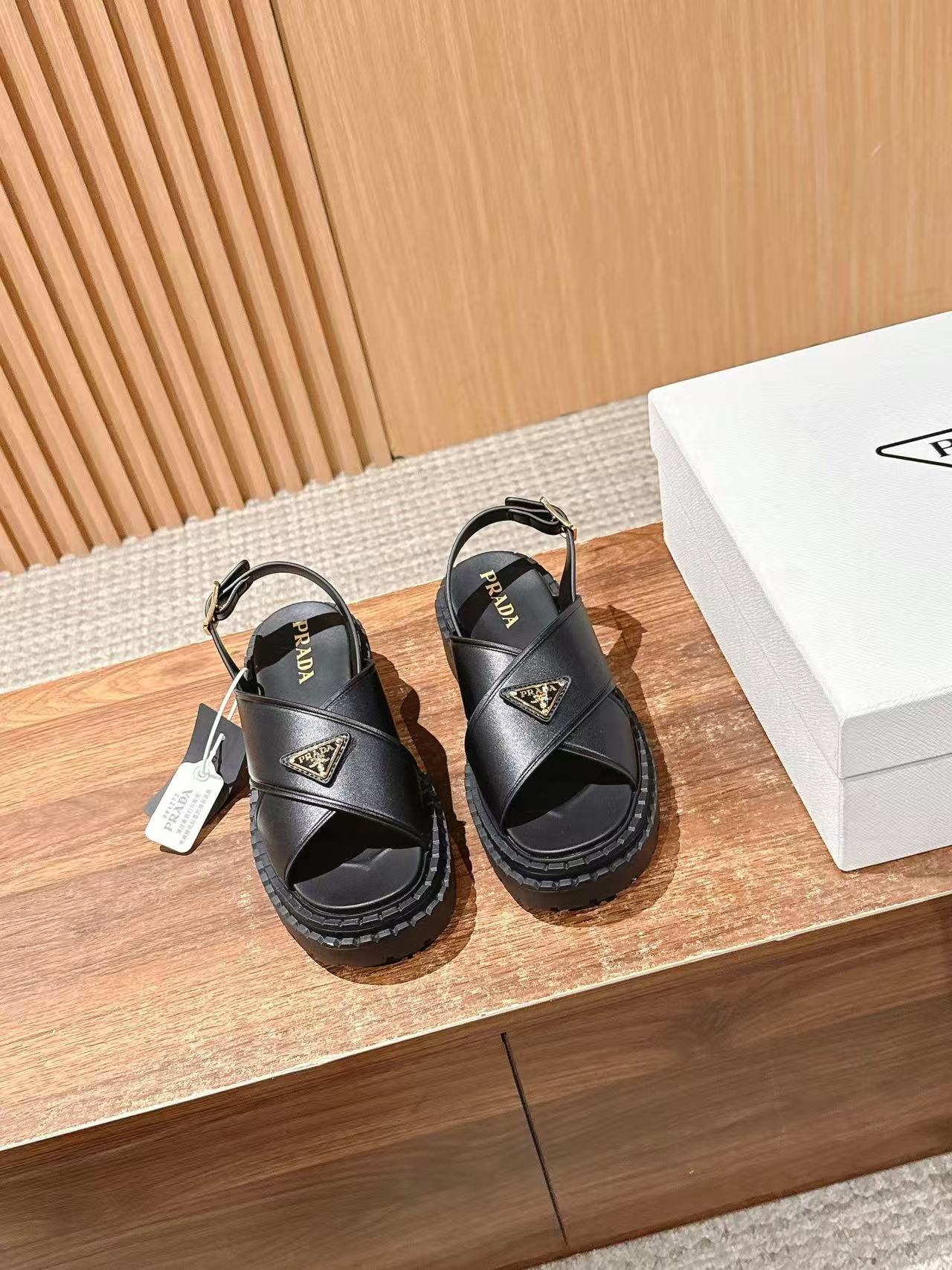 PR4DAの高品質トライアングルロゴサンダル【50％割引+送料無料】
