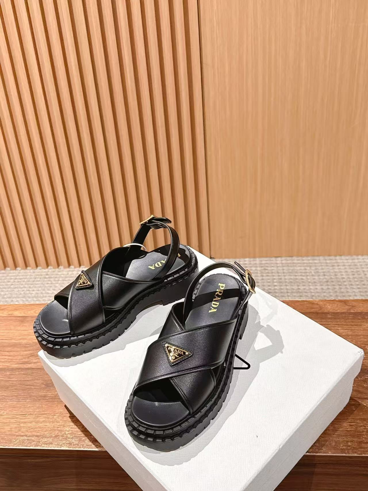 PR4DAの高品質トライアングルロゴサンダル【50％割引+送料無料】