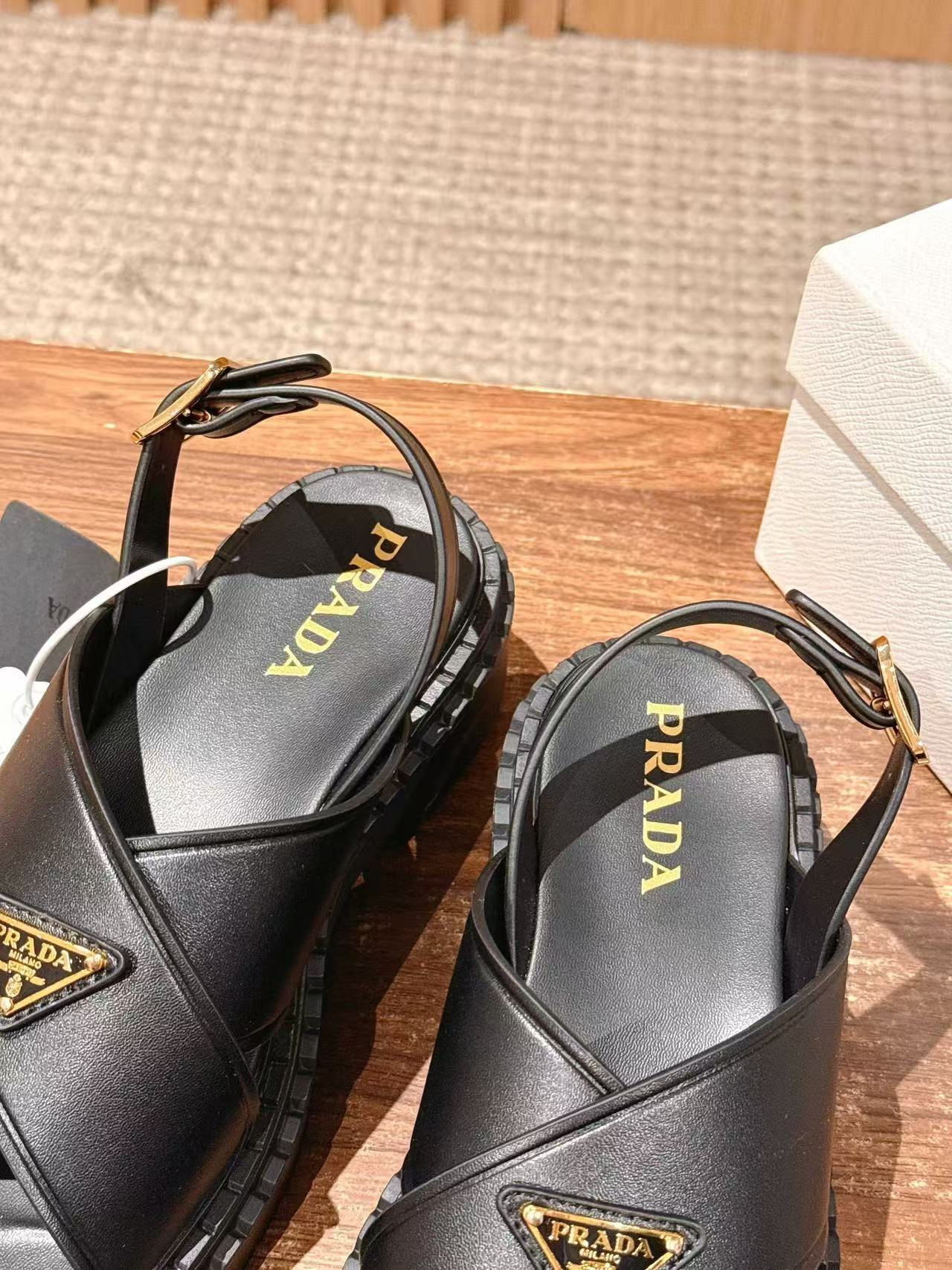 PR4DAの高品質トライアングルロゴサンダル【50％割引+送料無料】