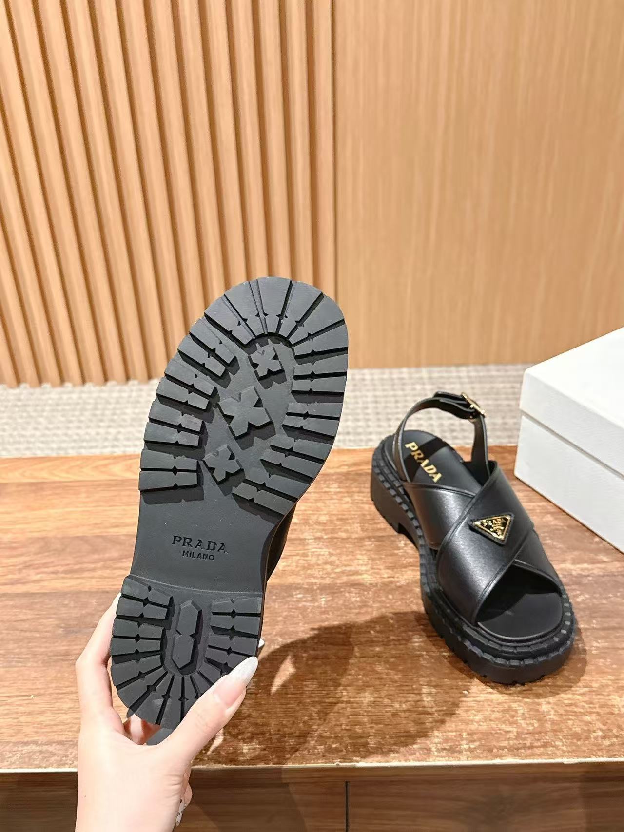 PR4DAの高品質トライアングルロゴサンダル【50％割引+送料無料】