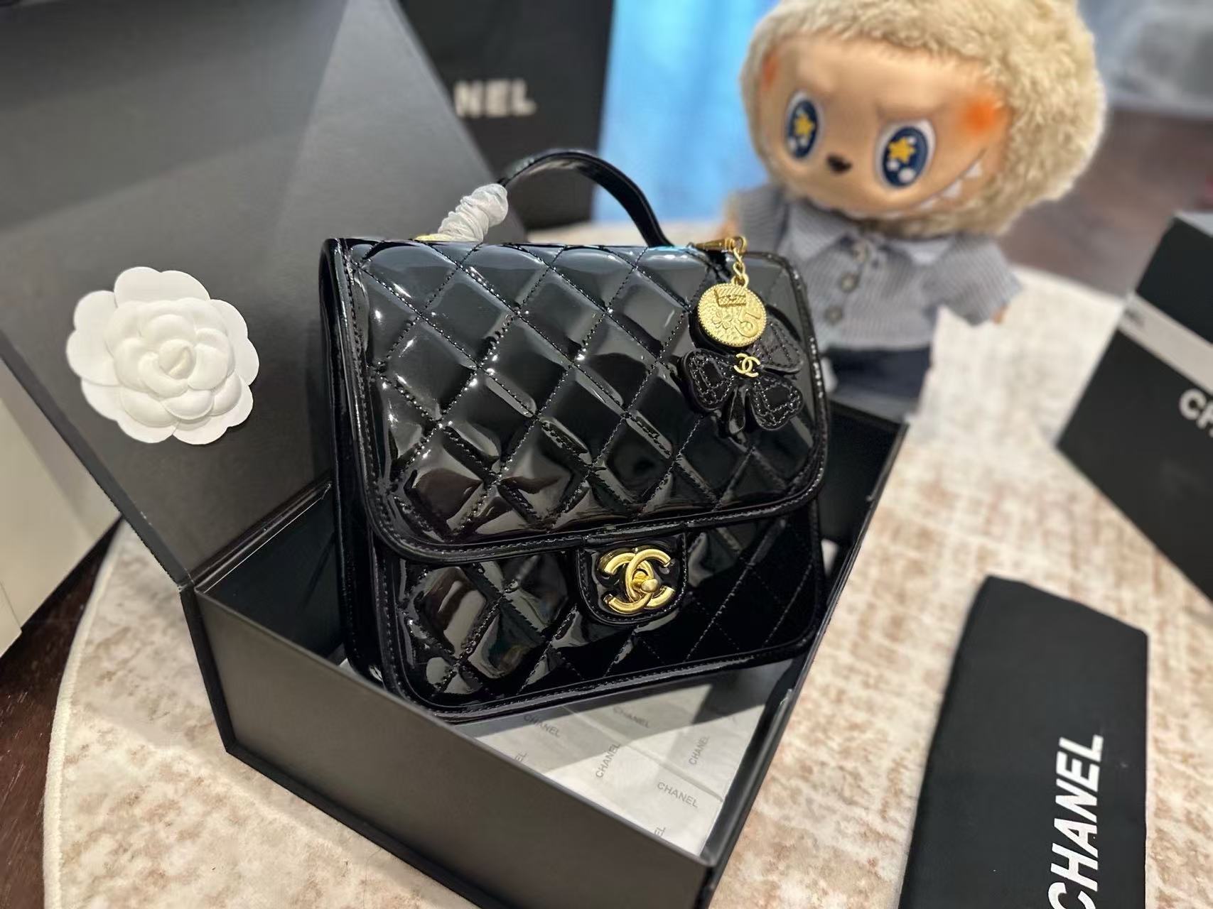 CHANE1 パテントレザー ゴールドコイン 四つ葉のクローバー バックパック【50％割引+送料無料】