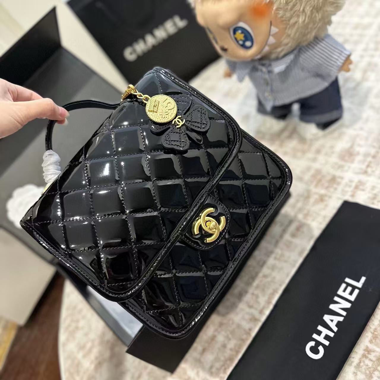 CHANE1 パテントレザー ゴールドコイン 四つ葉のクローバー バックパック【50％割引+送料無料】