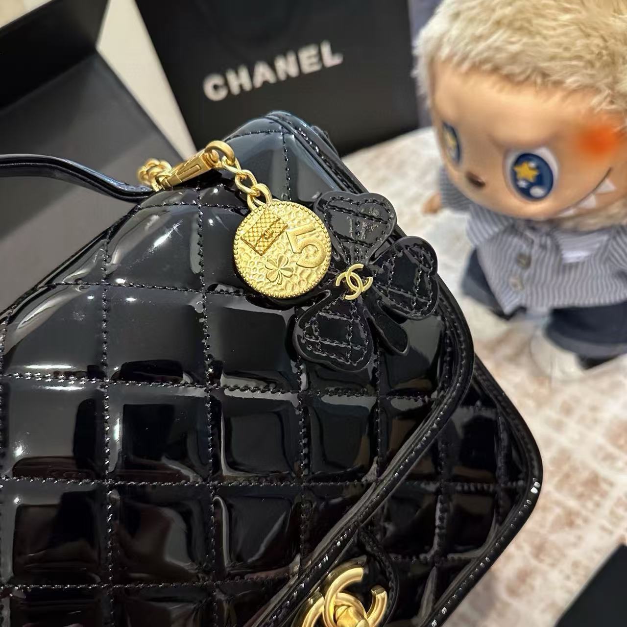 CHANE1 パテントレザー ゴールドコイン 四つ葉のクローバー バックパック【50％割引+送料無料】