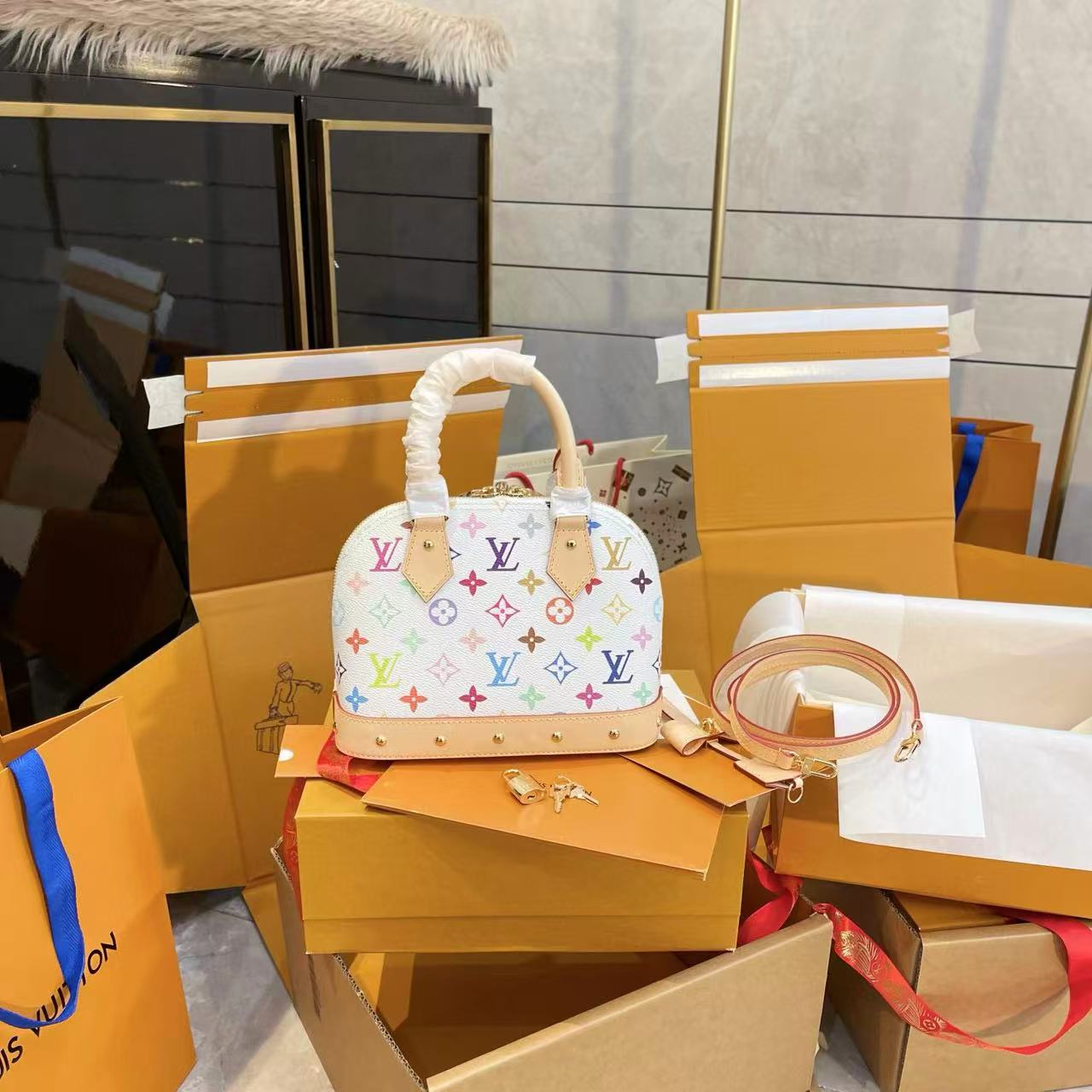LV alma bbシェルバッグ【50％割引+送料無料】