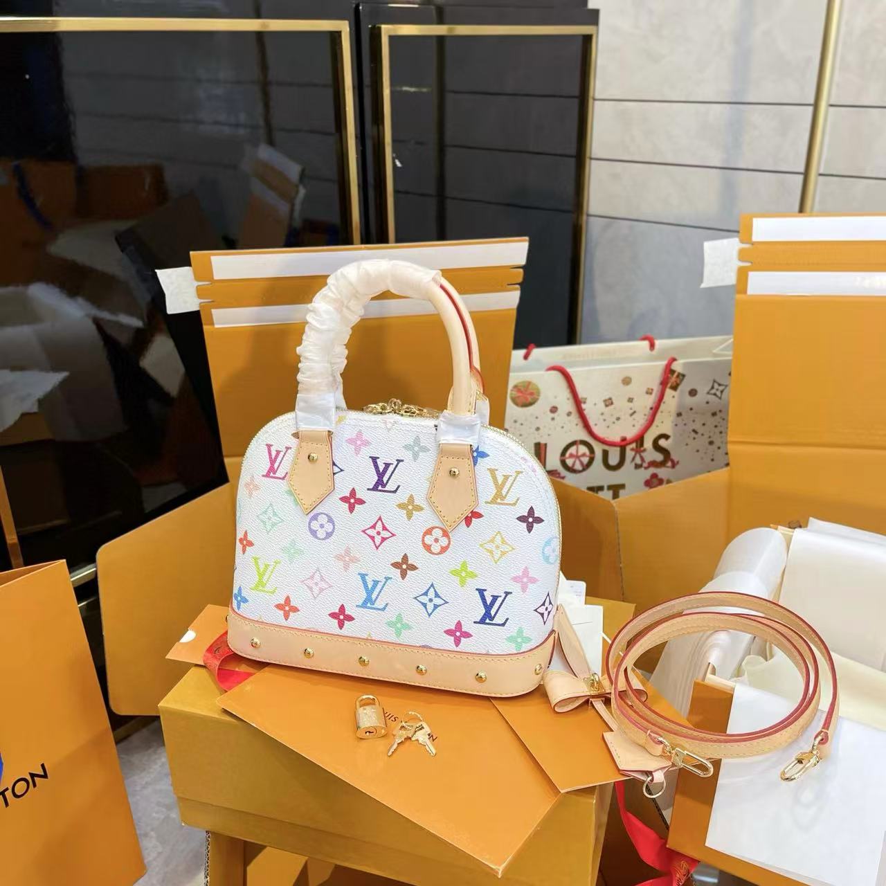 LV alma bbシェルバッグ【50％割引+送料無料】