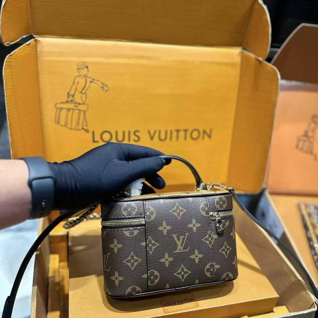 LVチェーンコスメバッグ【50％割引+送料無料】