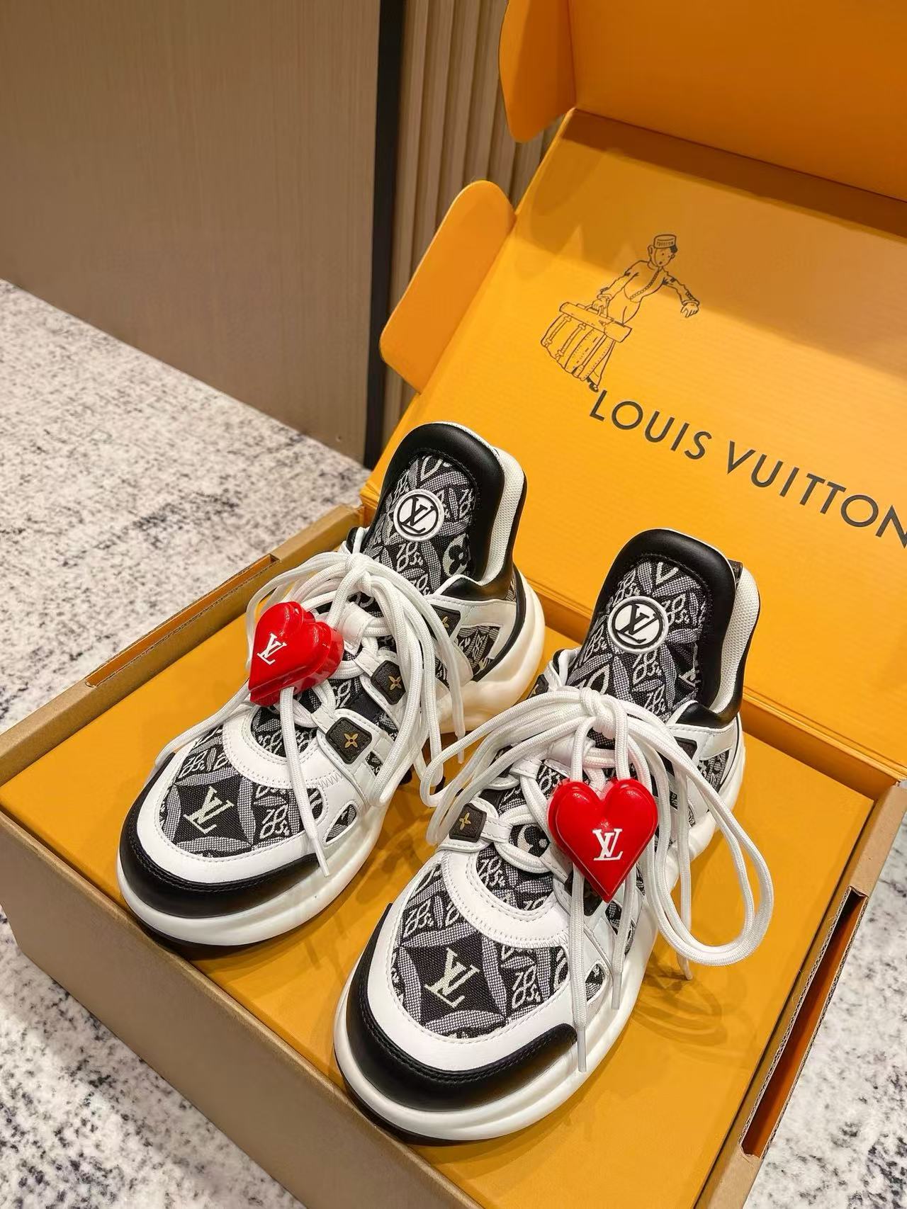 LVの高品質クラシックハートバックルカジュアルシューズ【50％割引+送料無料】