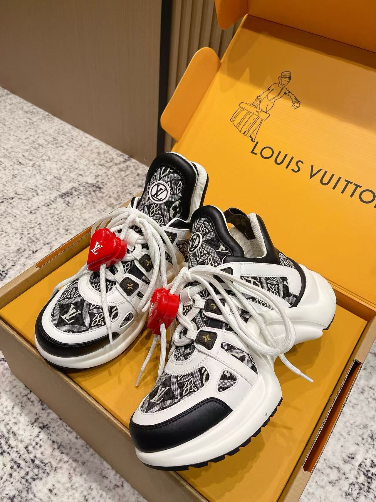 LVの高品質クラシックハートバックルカジュアルシューズ【50％割引+送料無料】