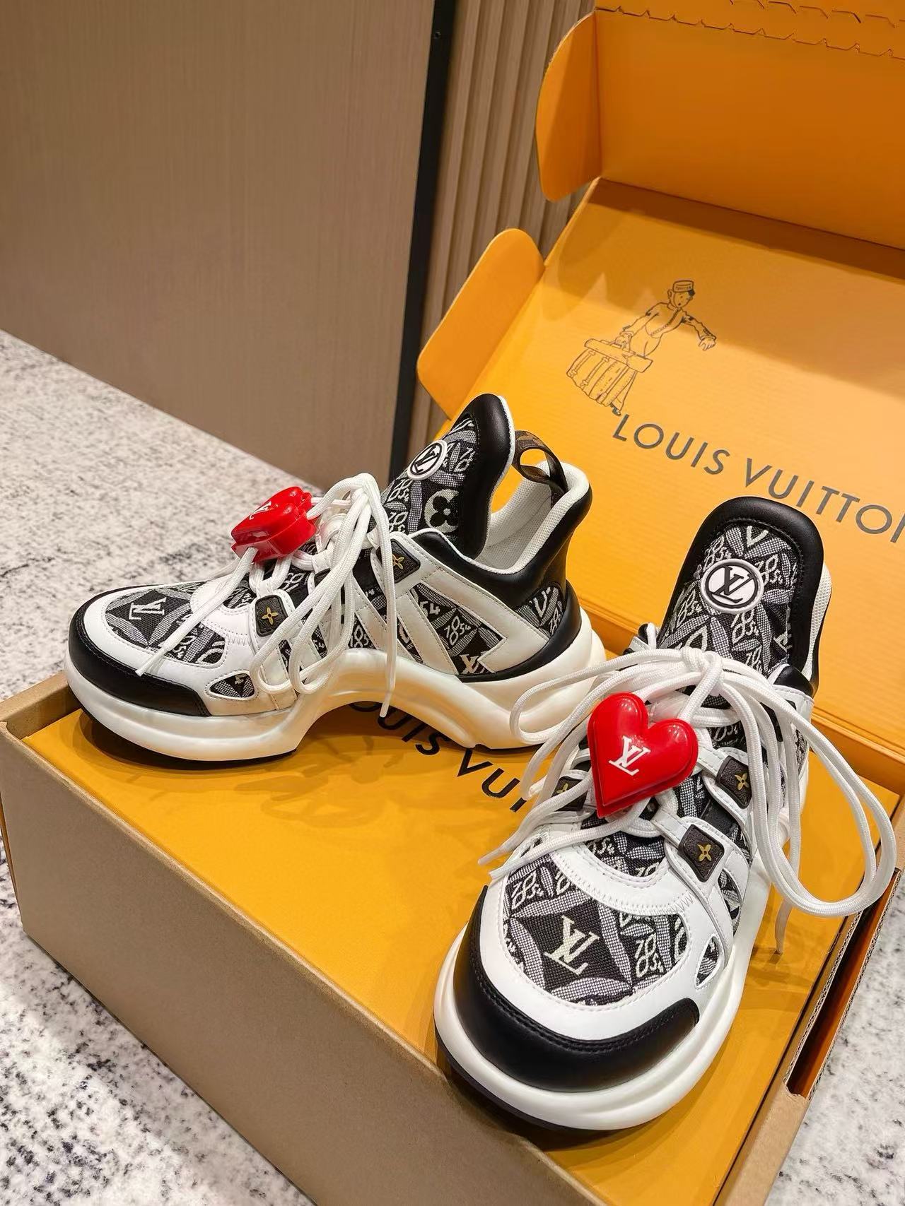 LVの高品質クラシックハートバックルカジュアルシューズ【50％割引+送料無料】
