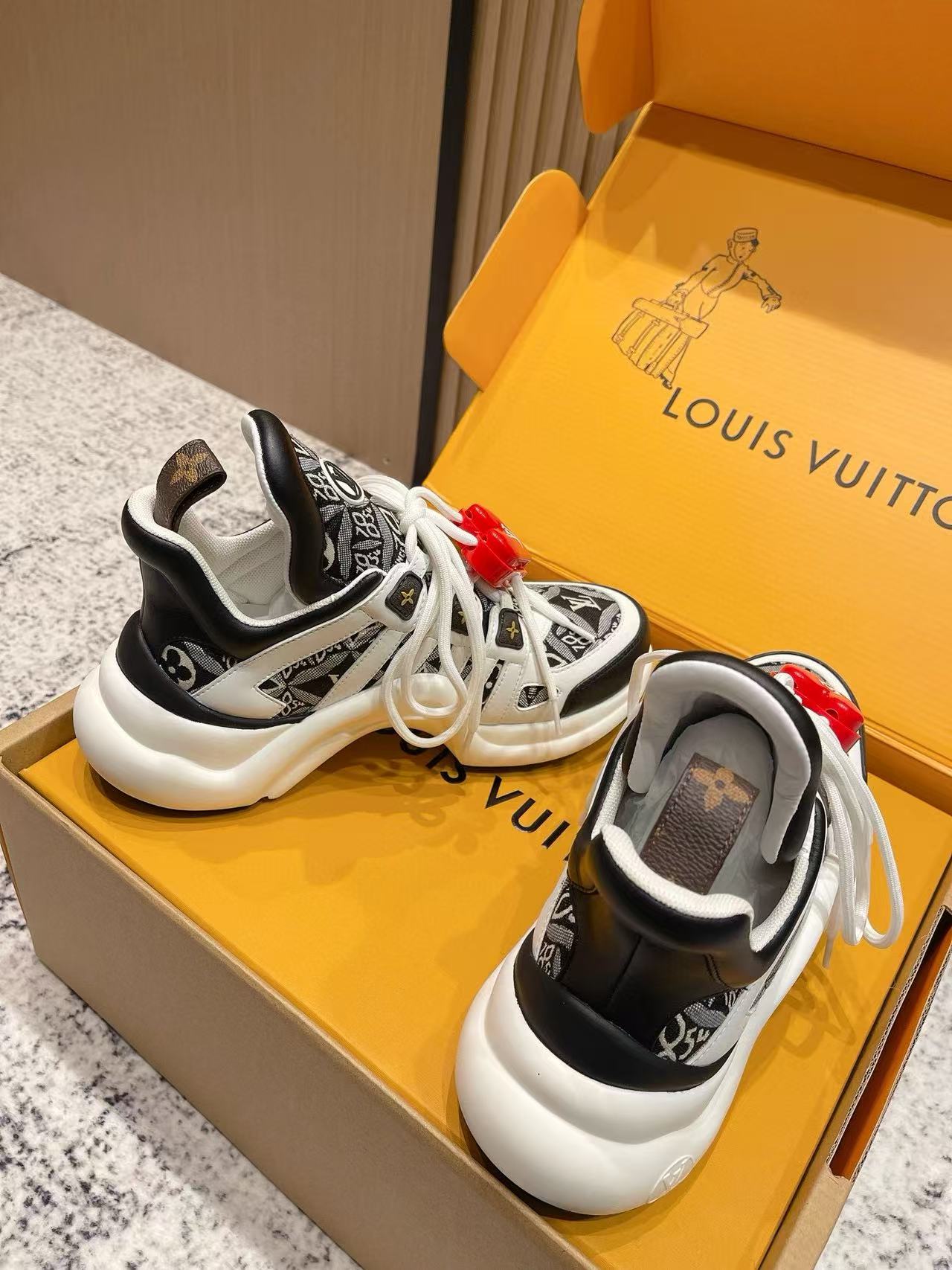 LVの高品質クラシックハートバックルカジュアルシューズ【50％割引+送料無料】