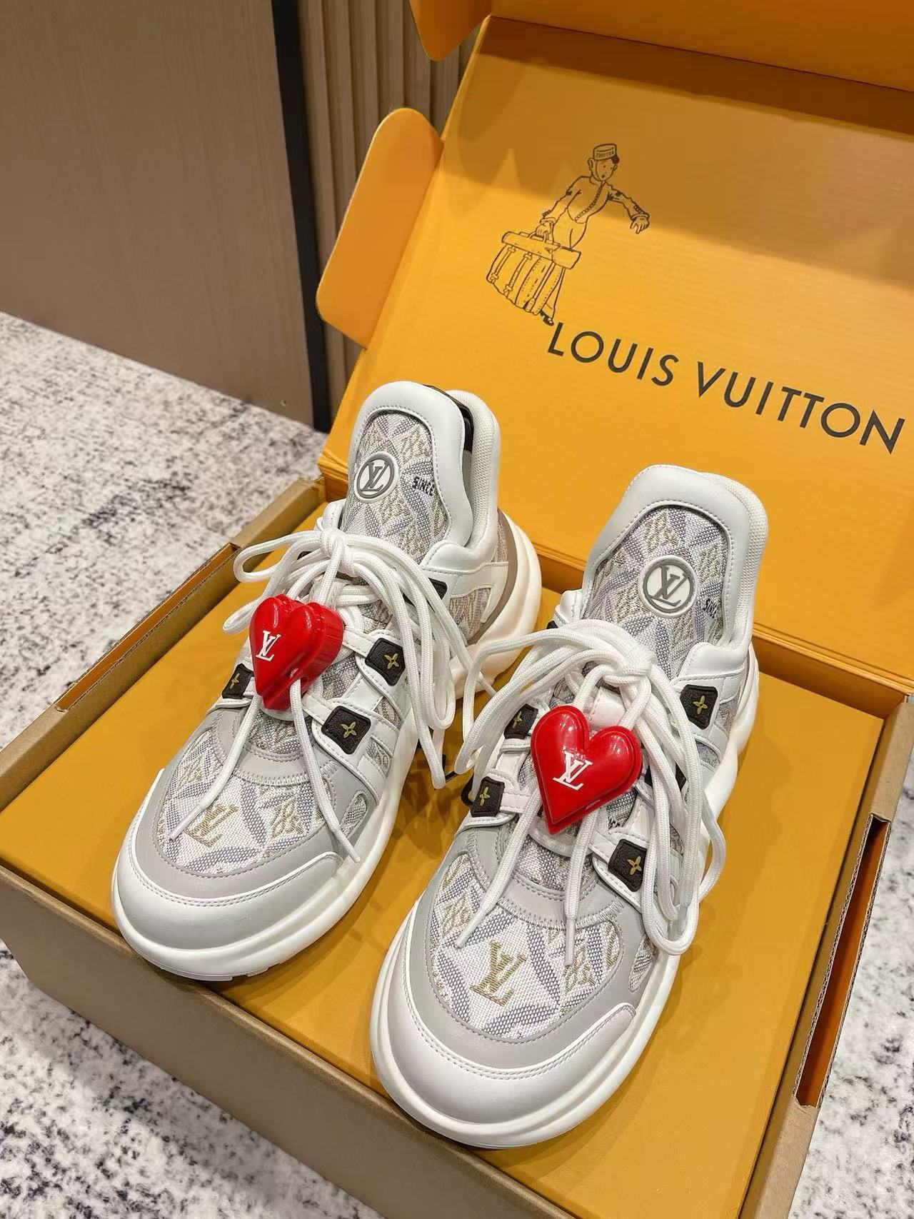 LVの高品質クラシックハートバックルカジュアルシューズ【50％割引+送料無料】