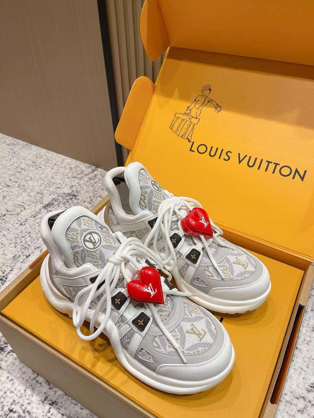 LVの高品質クラシックハートバックルカジュアルシューズ【50％割引+送料無料】