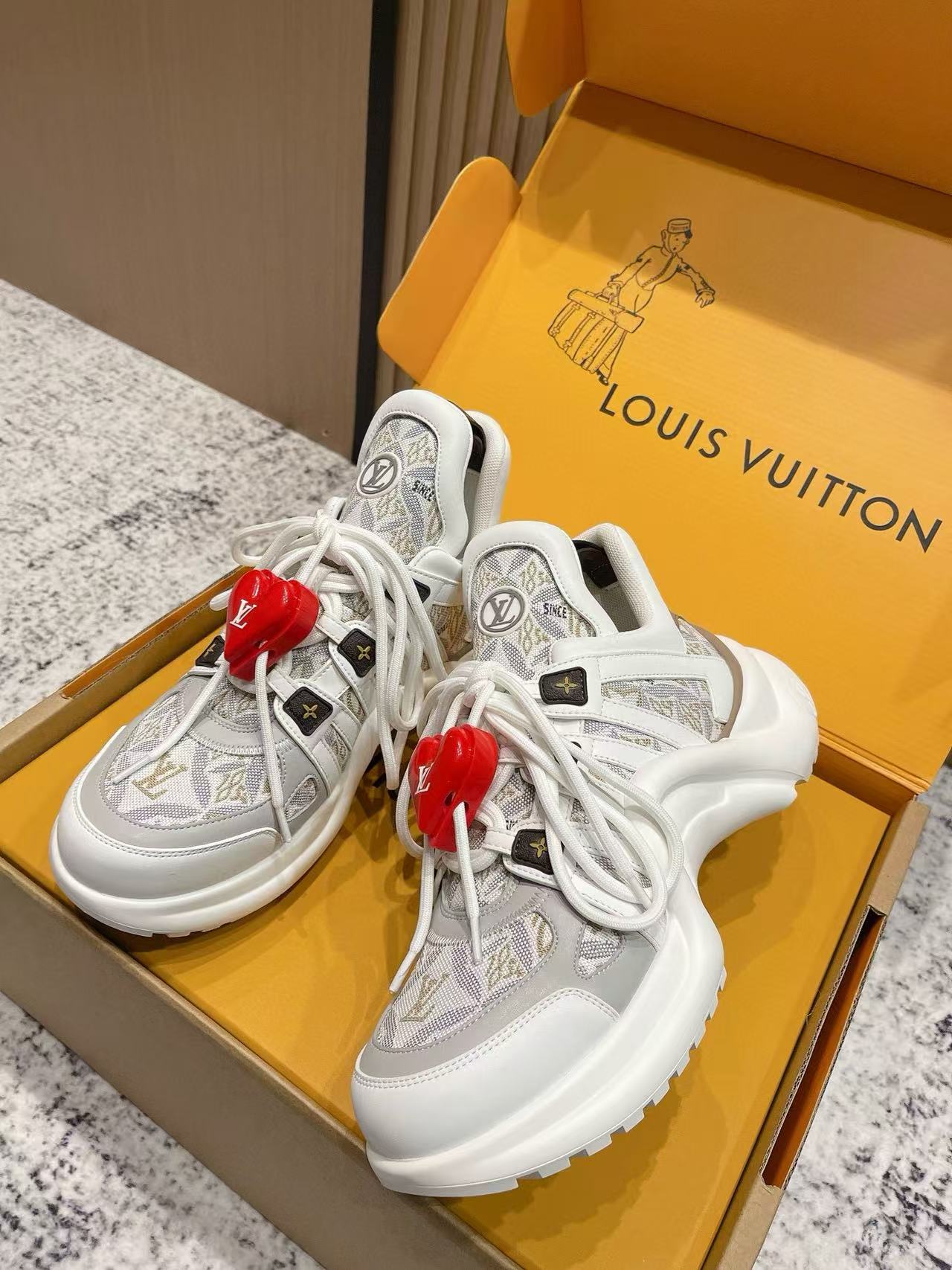 LVの高品質クラシックハートバックルカジュアルシューズ【50％割引+送料無料】