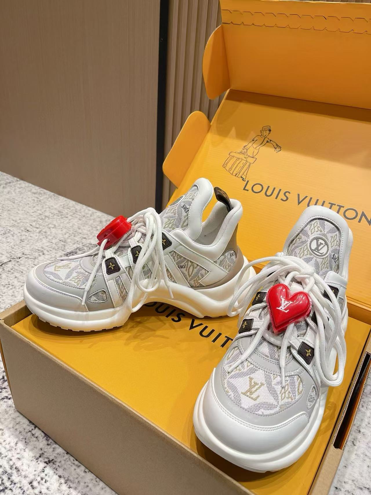 LVの高品質クラシックハートバックルカジュアルシューズ【50％割引+送料無料】