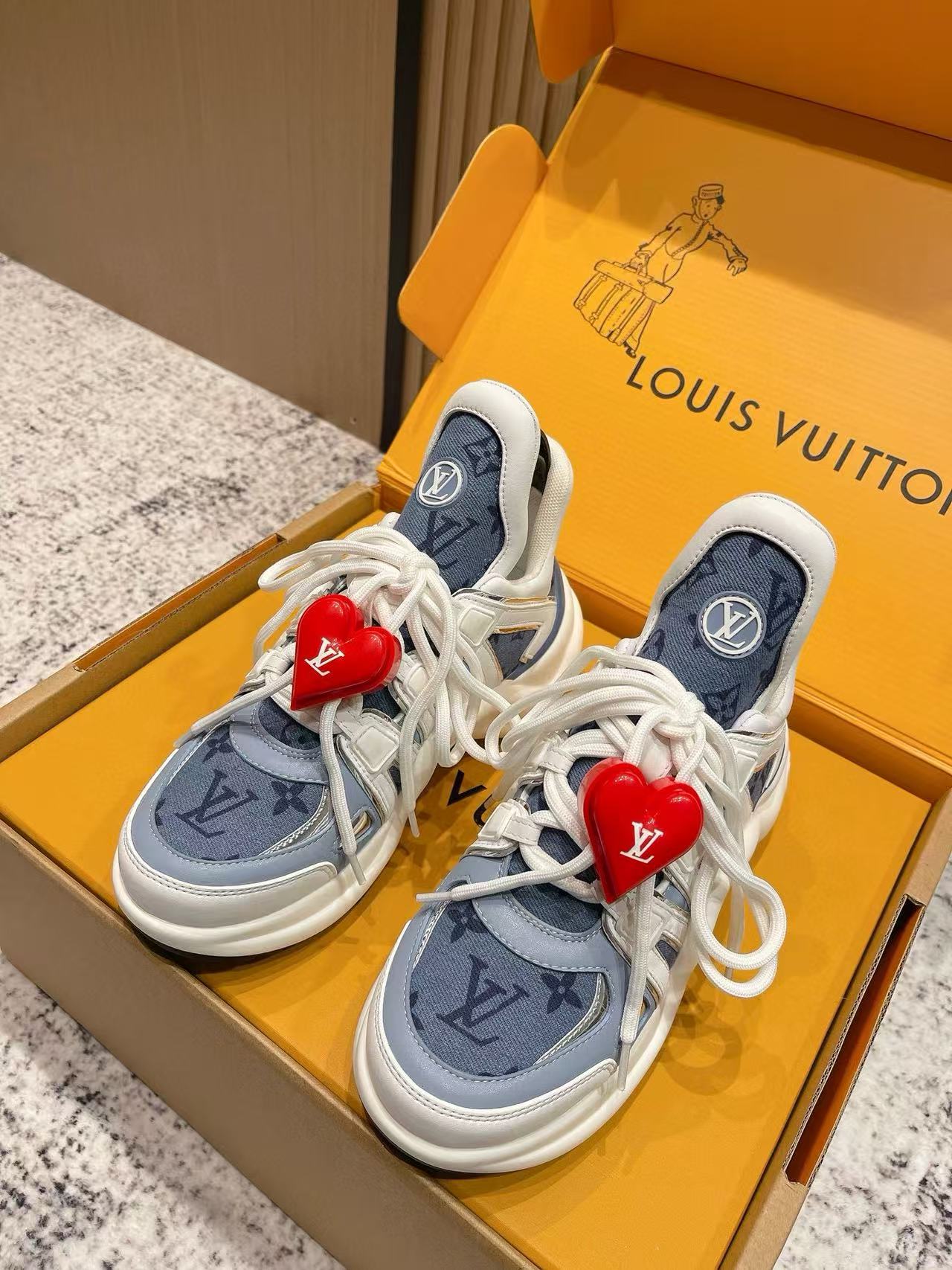 LVの高品質クラシックハートバックルカジュアルシューズ【50％割引+送料無料】