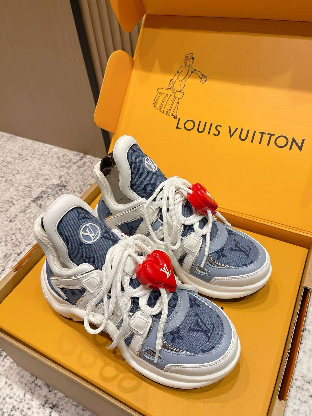 LVの高品質クラシックハートバックルカジュアルシューズ【50％割引+送料無料】