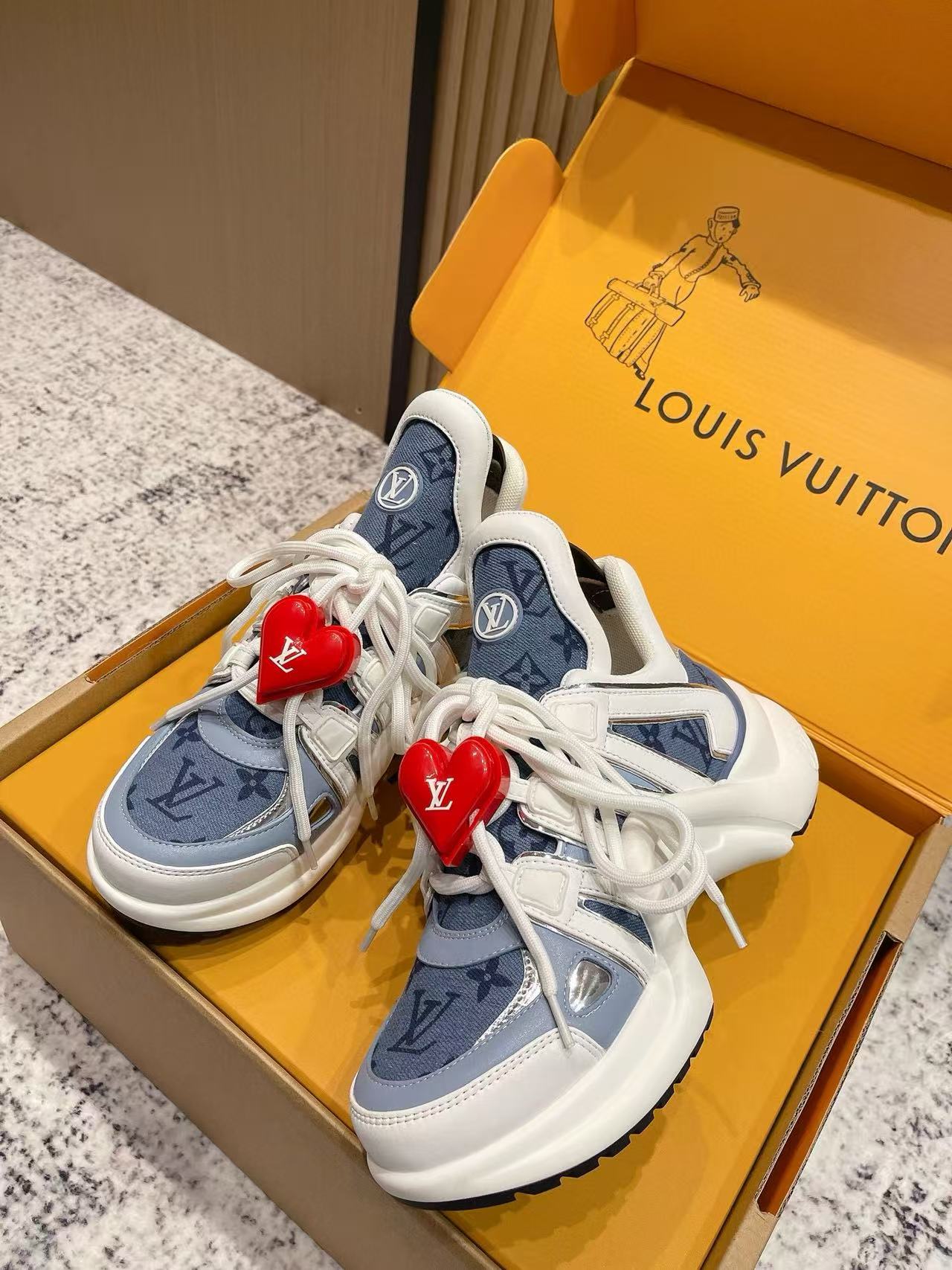 LVの高品質クラシックハートバックルカジュアルシューズ【50％割引+送料無料】