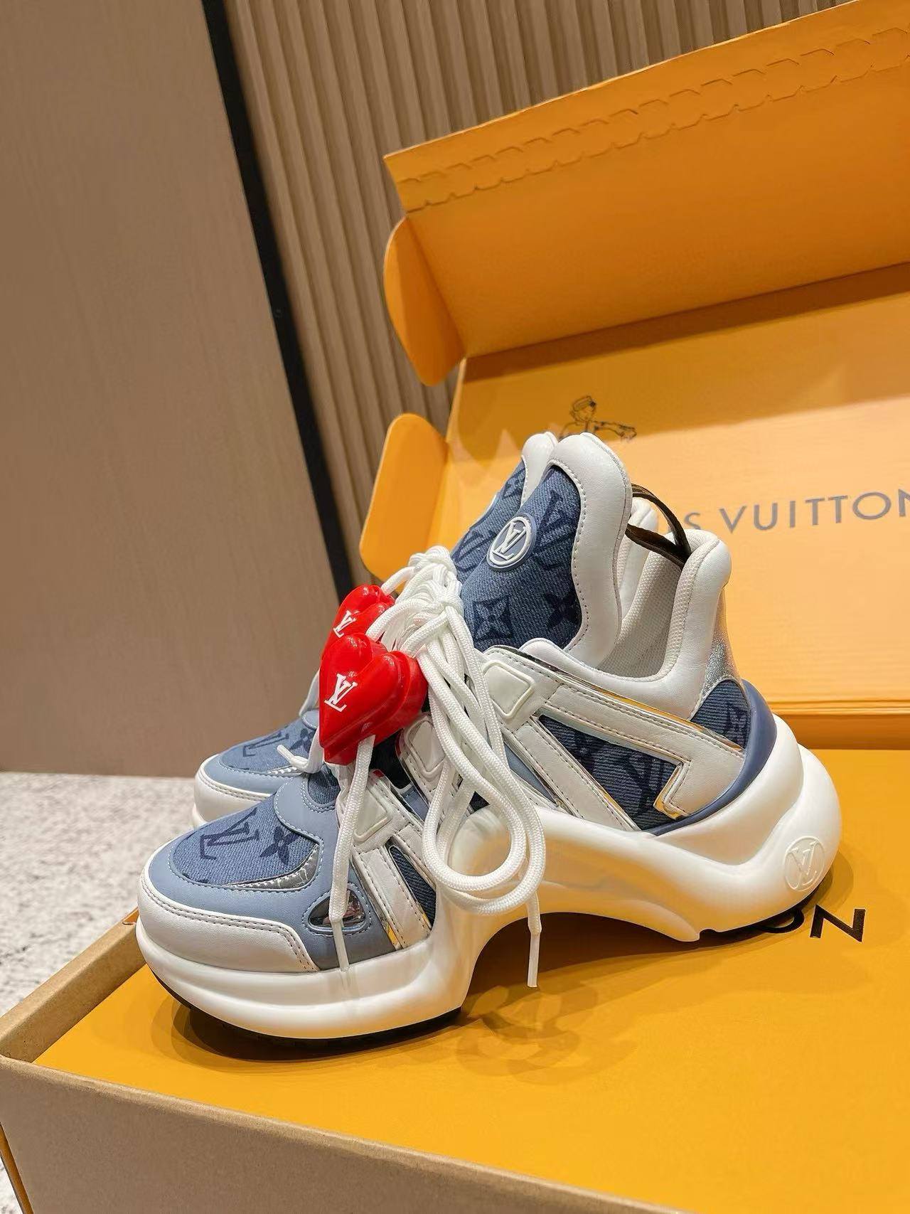 LVの高品質クラシックハートバックルカジュアルシューズ【50％割引+送料無料】