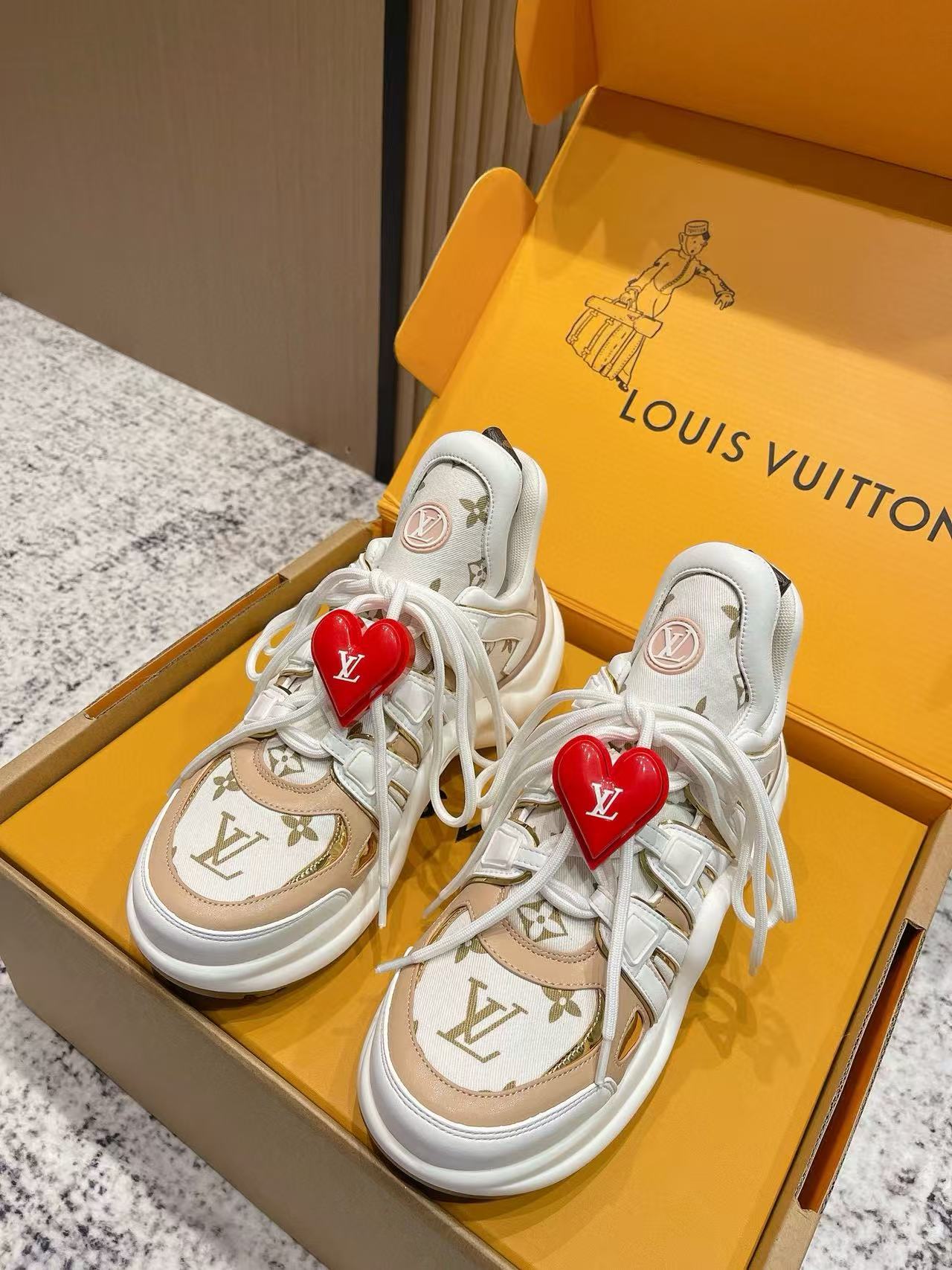 LVの高品質クラシックハートバックルカジュアルシューズ【50％割引+送料無料】