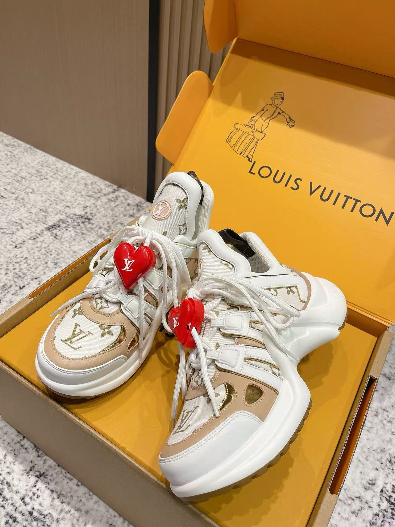 LVの高品質クラシックハートバックルカジュアルシューズ【50％割引+送料無料】