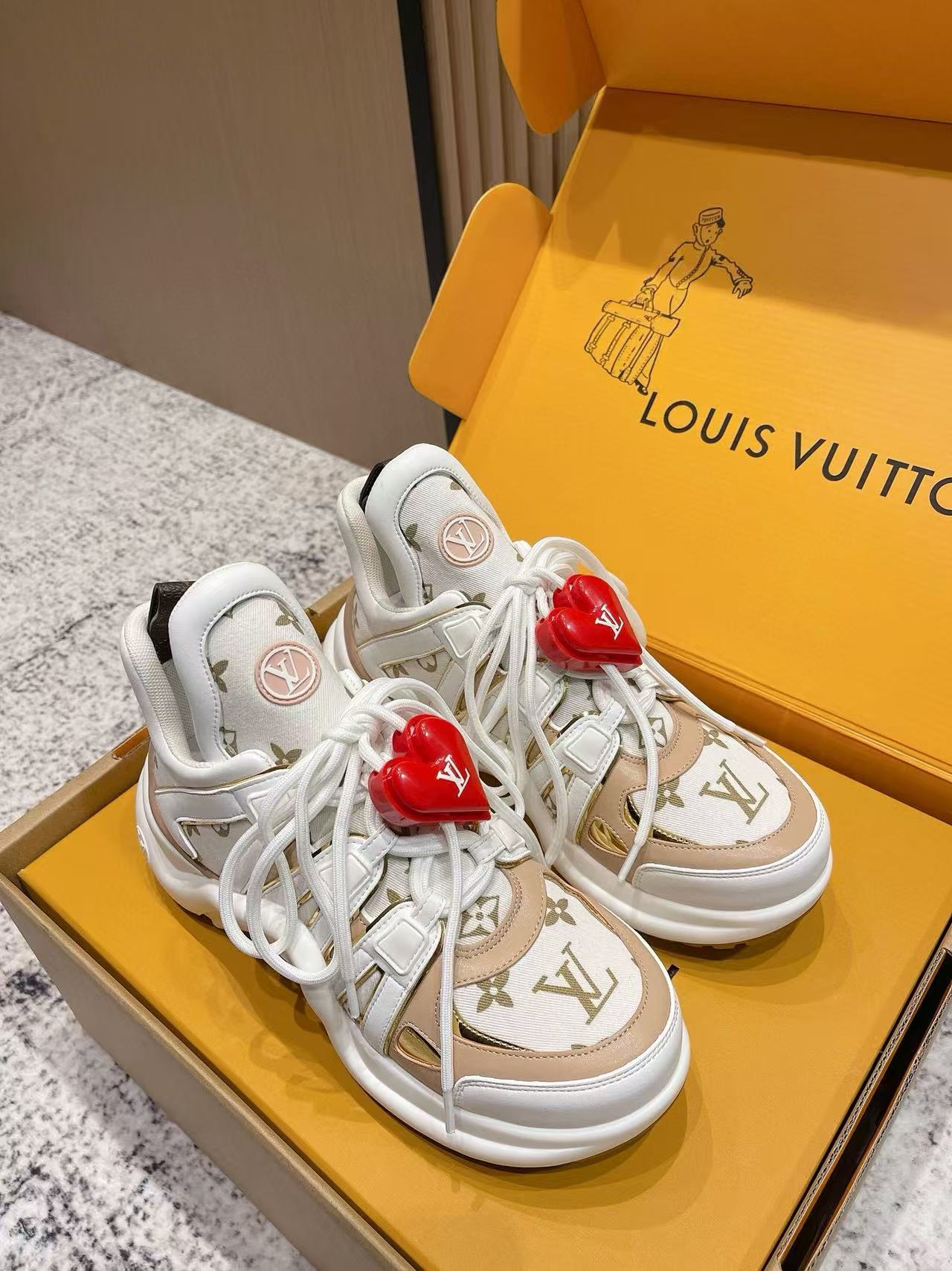 LVの高品質クラシックハートバックルカジュアルシューズ【50％割引+送料無料】