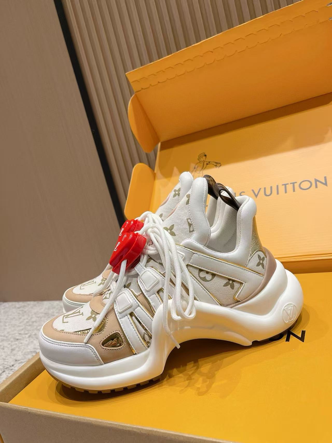 LVの高品質クラシックハートバックルカジュアルシューズ【50％割引+送料無料】