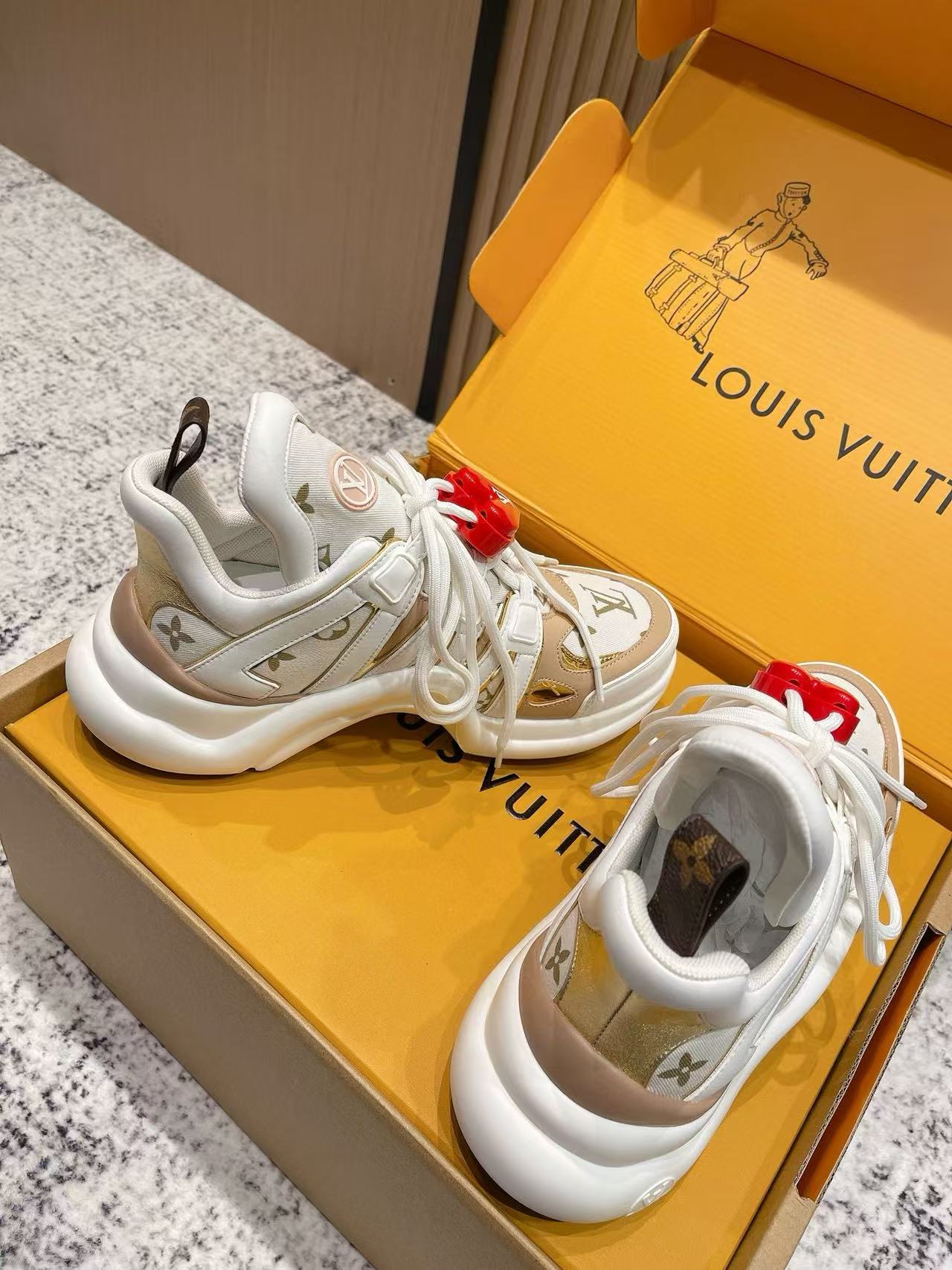 LVの高品質クラシックハートバックルカジュアルシューズ【50％割引+送料無料】