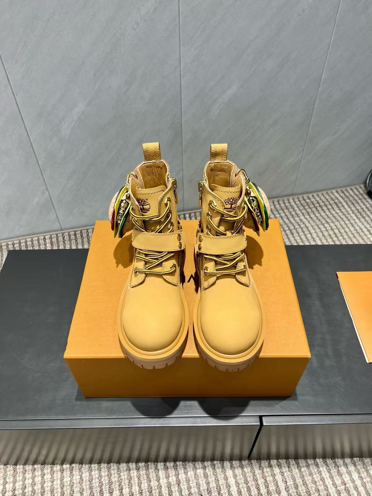 LVの高品質レザーアンクルブーツ【50％割引+送料無料】